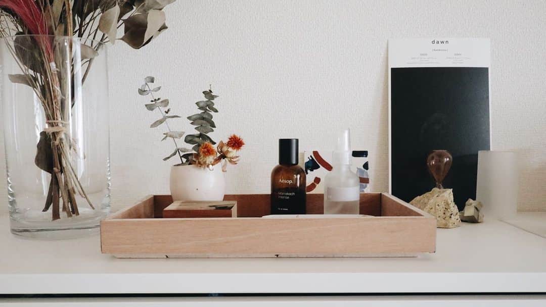 naoko tawaraさんのインスタグラム写真 - (naoko tawaraInstagram)「NEW DOMAINのPlywood Tray。 どう使おうかなーと、いろいろ試行錯誤中。 普段よく使うものをあつめてみたり、アクセサリーを並べてみたり。 トレイに一緒に置いてるAjoyのWoods Boxには娘のヘアゴムがはいってますw そんなに几帳面ではないので、普段雑然と置いていたものが整うと、心地いいな。 これはMサイズだけど、サイズ展開もいろいろあって、値段が手に取りやすく揃えたくなるのも魅力的。  服部さんが料理にとはなしていたけど、そんな使い方もよさそう。 あと、お花を生ける時に道具おいたり、お花並べたりもしてみたい。  今、blankでこちらのTrayは絶賛制作中。 展示も今週末までなので、ぜひお近くにお越しの際はお立ち寄りください。  NEW DOMAIN Exhibition  "Space,Time,Object"  日程 / 2020年12月23日（水） - 2021年1月24日（日） 時間 / 11:00 - 18:00  場所 / blank（梅小路ポテル京都2F・〒600-8835 京都府京都市下京区観喜寺町15） お問い合わせ / contact@blank-store.jp ※梅小路ポテル京都　新型コロナウィルス対策に取り組んでおります。 https://www.potel.jp/kyoto/information/41/ ご協力をお願いいたします。  blank ※December 23, 2020 OPEN Creative Direction：Subaru Matsukura Art Direction ：Nagao Takahiro / NEW DOMAIN Space Design：Kohei Kawashima, Natsumi Higashi / NEW DOMAIN  Curator：Subaru Matsukura, Naoko Tawara」1月21日 18時56分 - noknok705