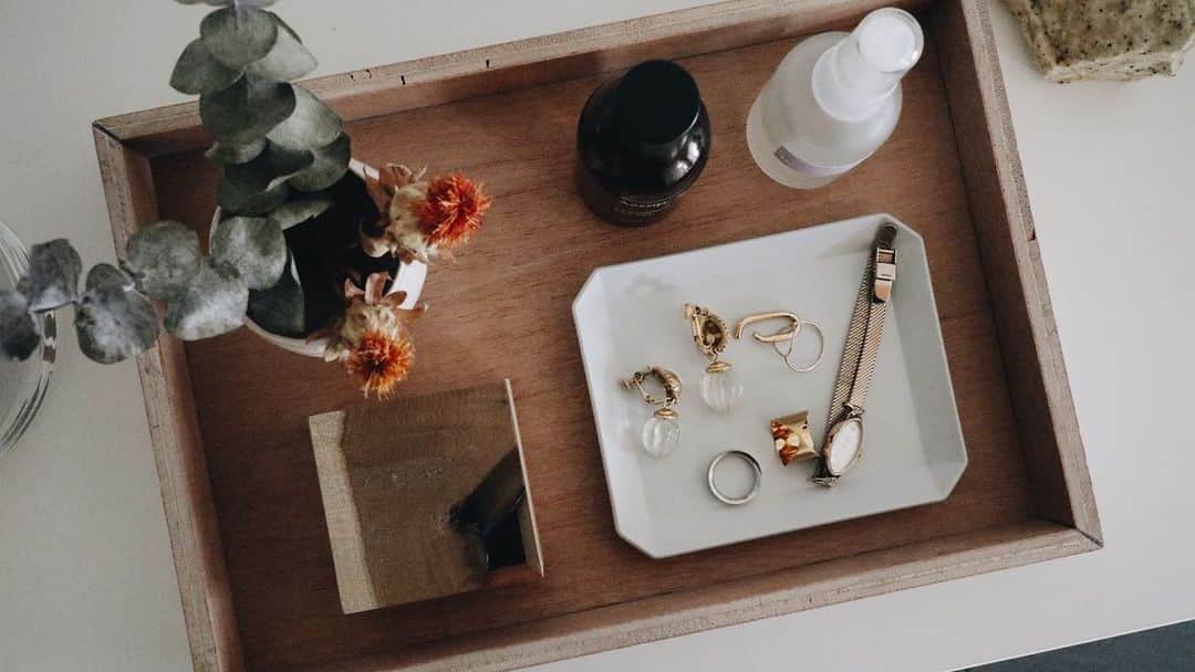 naoko tawaraさんのインスタグラム写真 - (naoko tawaraInstagram)「NEW DOMAINのPlywood Tray。 どう使おうかなーと、いろいろ試行錯誤中。 普段よく使うものをあつめてみたり、アクセサリーを並べてみたり。 トレイに一緒に置いてるAjoyのWoods Boxには娘のヘアゴムがはいってますw そんなに几帳面ではないので、普段雑然と置いていたものが整うと、心地いいな。 これはMサイズだけど、サイズ展開もいろいろあって、値段が手に取りやすく揃えたくなるのも魅力的。  服部さんが料理にとはなしていたけど、そんな使い方もよさそう。 あと、お花を生ける時に道具おいたり、お花並べたりもしてみたい。  今、blankでこちらのTrayは絶賛制作中。 展示も今週末までなので、ぜひお近くにお越しの際はお立ち寄りください。  NEW DOMAIN Exhibition  "Space,Time,Object"  日程 / 2020年12月23日（水） - 2021年1月24日（日） 時間 / 11:00 - 18:00  場所 / blank（梅小路ポテル京都2F・〒600-8835 京都府京都市下京区観喜寺町15） お問い合わせ / contact@blank-store.jp ※梅小路ポテル京都　新型コロナウィルス対策に取り組んでおります。 https://www.potel.jp/kyoto/information/41/ ご協力をお願いいたします。  blank ※December 23, 2020 OPEN Creative Direction：Subaru Matsukura Art Direction ：Nagao Takahiro / NEW DOMAIN Space Design：Kohei Kawashima, Natsumi Higashi / NEW DOMAIN  Curator：Subaru Matsukura, Naoko Tawara」1月21日 18時56分 - noknok705