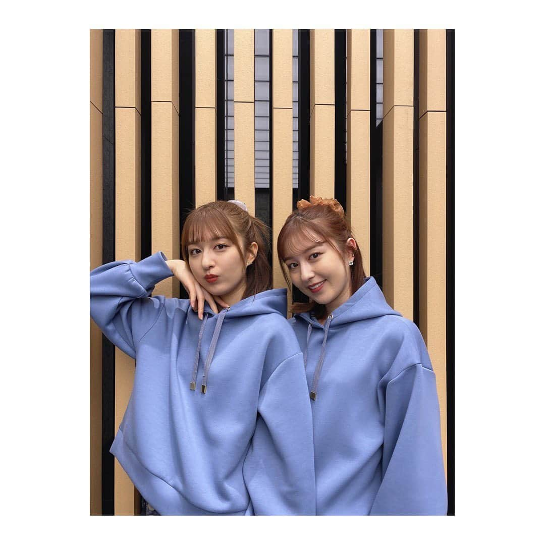 りかりこさんのインスタグラム写真 - (りかりこInstagram)「お揃いのショート丈パーカーをゲットしたよ♥️ 優しいブルーのカラーがとってもお気に入り！ また双子トリック動画が撮れちゃうなあ📸笑  #LAGUNAMOON_HOME #ショートスリットパーカー #りかりこ#双子 #ファッション#双子コーデ #パーカー#コーディネート#ootd」1月21日 18時56分 - rikariko_official