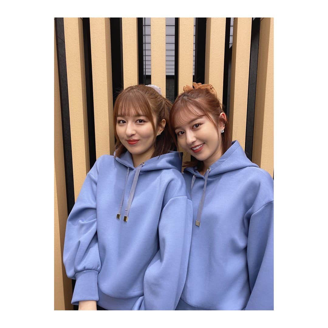 りかりこさんのインスタグラム写真 - (りかりこInstagram)「お揃いのショート丈パーカーをゲットしたよ♥️ 優しいブルーのカラーがとってもお気に入り！ また双子トリック動画が撮れちゃうなあ📸笑  #LAGUNAMOON_HOME #ショートスリットパーカー #りかりこ#双子 #ファッション#双子コーデ #パーカー#コーディネート#ootd」1月21日 18時56分 - rikariko_official