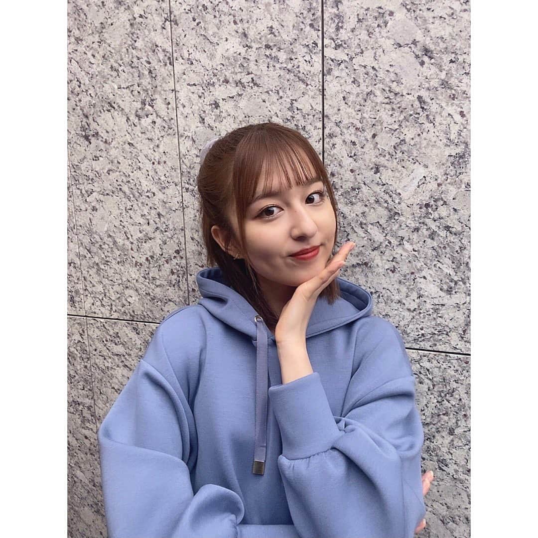 のインスタグラム：「. LAGUNAMOONさんの パーカーかわいくてりこと お揃いした‼️♡ #lagunamoon_home #ショートスリットパーカー  #ファッション #りかりこ #パーカー #コーデ #ハーフアップ #メイク #双子」