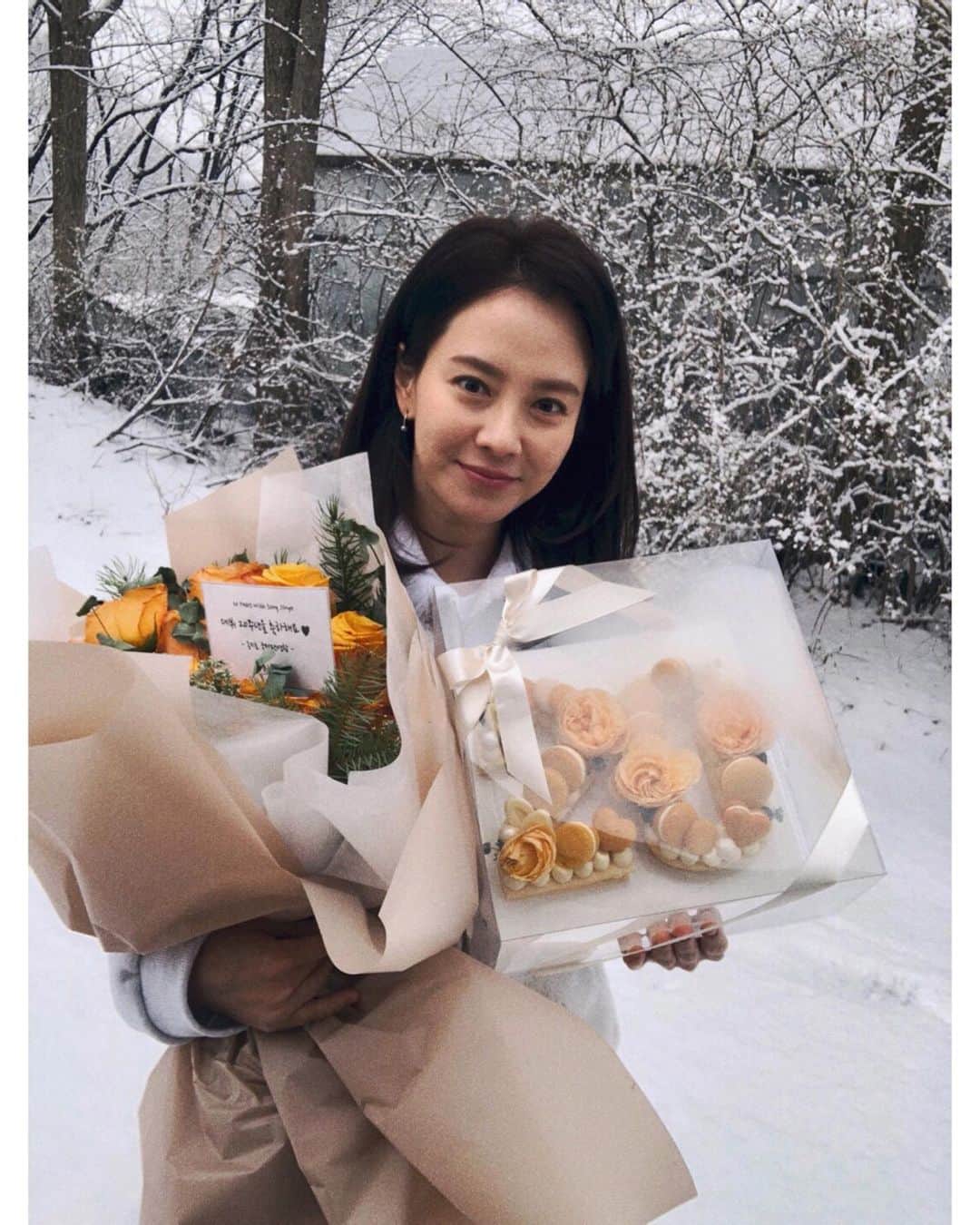ソン・ジヒョのインスタグラム：「국제팬연합 여러분...⠀ 정말...덕분에 행복한 1월이 ⠀ 계속되고 있습니다요오오..... ⠀ 이 마음 늘 잊지 않을게요!!! ⠀ 날씨가 더 추워졌는데 항상 따뜻하게 입기요!!! ⠀ ⠀ P.S 눈 내린 날 찰칵✌🏻⠀」