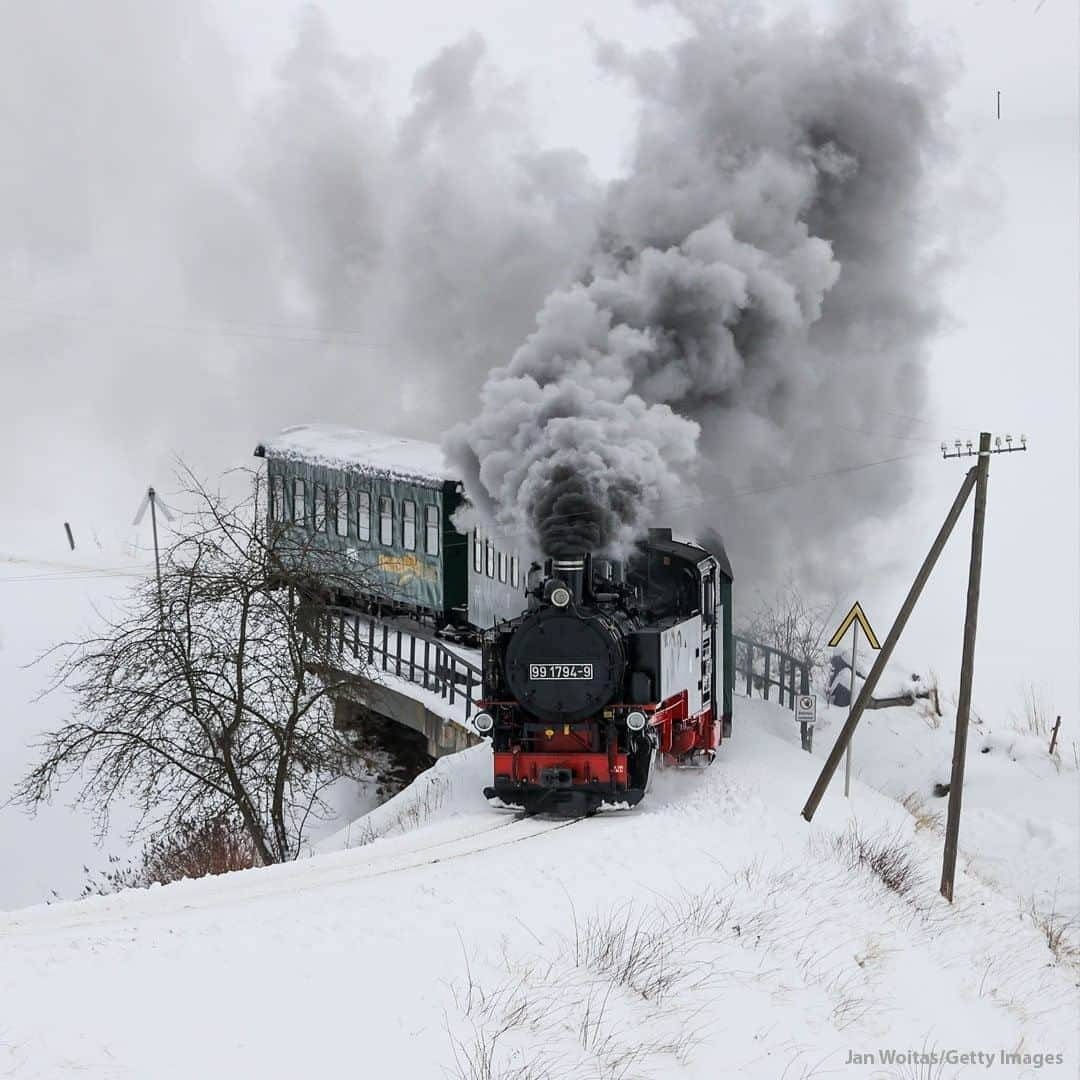 ABC Newsさんのインスタグラム写真 - (ABC NewsInstagram)「The Fichtelbergbahn steam train chugs through the snow-covered Ore Mountains in Saxony, Germany.」1月21日 19時00分 - abcnews