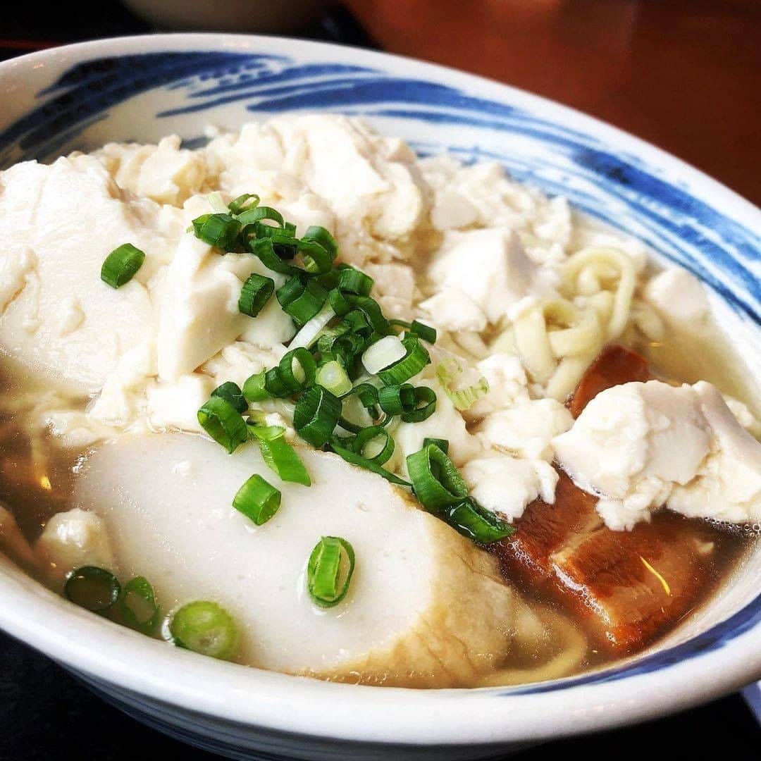 Be.okinawaのインスタグラム：「Have you heard of the Okinawan tofu called "yushi dofu"? It’s a fluffy tofu that hasn’t been hardened in a mold. It is usually eaten with bonito broth soup, but it also goes well with Okinawa soba!  📷: @cc.jphoto Thank you very much for your wonderful photo!  "Yushi dofu soba" is healthy and one of the popular menus at noodle restaurants. 😉  Tag your own photos from your past memories in Okinawa with #visitokinawa / #beokinawa to give us permission to repost!  #okinawasoba #yushidofu #tofusoup #沖縄そば #ゆし豆腐そば #沖繩麵 #鄉土料理 #오키나와소바 #향토음식 #localfood #japan #travelgram #instatravel #okinawa #doyoutravel #japan_of_insta #passportready #japantrip #traveldestination #okinawajapan #okinawatrip #沖縄 #沖繩 #오키나와 #旅行 #여행 #打卡 #여행스타그램」