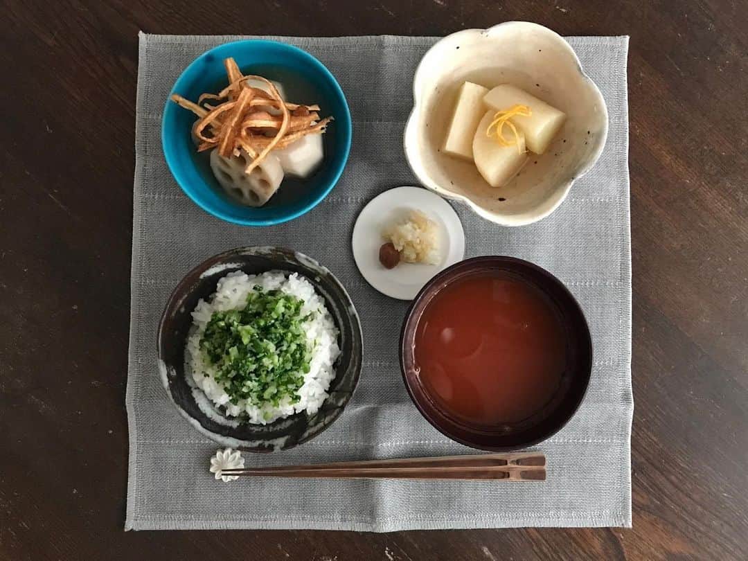 kanaのインスタグラム：「1月のご飯  @narutoyakamakura  なると屋+典座12か月の料理教室  深い朱色したお椀の中は 金時人参のすり流し 金時人参と言えば今まで お正月のお節用でしか 使った事が無かったし 年末を逃がすと なかなかお目に掛かれず 馴染みの無い人参でしたが 半分だけ野菜室に残していた  西洋人参とは味わいが違うから 残していた自分を褒めたい  茹でこぼしの丁寧な仕事で 余分な滑りの無い 洗練された里芋の煮物  カットすると糸を引く程 ねっとりとした 食感となったレンコン  滑らかな表面に仕上げる 包丁使いで木目の細かな 丸大根の良さが際立つ煮物  料理はもちろん  包丁使いや盛り付け 作業の姿勢までもお話に組込まれ 毎回学ぶ事が楽しく有り難い時間  年末年始で少し疲れた胃袋に 染み渡る美味しさの やさしい1月のご飯でした  ヴァニ弁にもね 新たくあんと菜の花を 乗せたご飯は 冷めてもとても美味しい  #なると屋典座  #なると屋典座料理教室 #1月のご飯胡麻豆腐抜き笑」