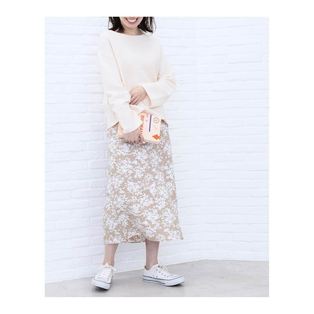 NATURAL BEAUTY BASICさんのインスタグラム写真 - (NATURAL BEAUTY BASICInstagram)「柔らかな風合いのフラワープリントスカートは、バイカラー配色で爽やかな雰囲気♪甘い印象になりがちな花柄はワントーンコーデで全体を馴染ませるのがおすすめです。同じアイテムを使っても色と着こなしが違うだけでまた違った雰囲気に♪  ニット・スカート共通  ニット 1170105 ￥6600 tax in Color:ブルー/オフ/ネイビー Size:M  スカート1120105 ￥8250 tax in Color:ブルー/キャメル Size:S/M  1.2枚目  ロンT 0263570 ￥3850 tax in Color:グレー/オフ/ブラウン Size:M  バッグ 1181270 ￥9680 tax in Color:ホワイト/ゴールド  シューズ 1186101 ￥4950 tax in Color:ブラック/オフ/ベージュ Size:S/M/L  3枚目  スニーカー 1188070 ￥7150 tax in Color:ホワイト/ベージュ Size:23.0/23.5/24.0  #naturalbeautybasic #NBB #ナチュラルビューティーベーシック #花柄スカート #フラワープリント #ワントーンコーデ #ワントーン #春色コーデ #シンプルコーディネート #大人シンプルコーデ #大人カジュアルスタイル #オフィスカジュアル #ブルーコーデ #ベージュコーデ #レイヤード #163cm 1.2枚目 #160cm 3枚目 #今日のコーデ #january2021」1月21日 19時01分 - naturalbeautybasic_official