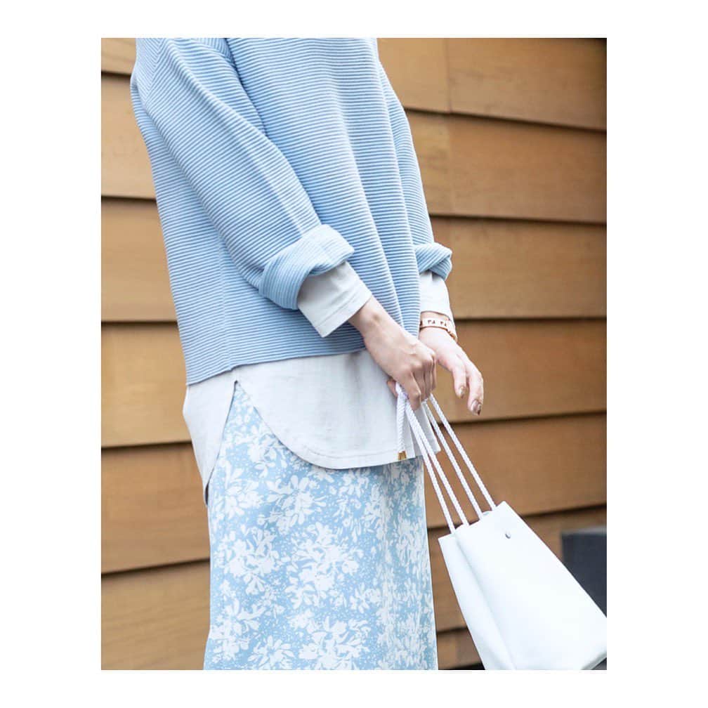 NATURAL BEAUTY BASICさんのインスタグラム写真 - (NATURAL BEAUTY BASICInstagram)「柔らかな風合いのフラワープリントスカートは、バイカラー配色で爽やかな雰囲気♪甘い印象になりがちな花柄はワントーンコーデで全体を馴染ませるのがおすすめです。同じアイテムを使っても色と着こなしが違うだけでまた違った雰囲気に♪  ニット・スカート共通  ニット 1170105 ￥6600 tax in Color:ブルー/オフ/ネイビー Size:M  スカート1120105 ￥8250 tax in Color:ブルー/キャメル Size:S/M  1.2枚目  ロンT 0263570 ￥3850 tax in Color:グレー/オフ/ブラウン Size:M  バッグ 1181270 ￥9680 tax in Color:ホワイト/ゴールド  シューズ 1186101 ￥4950 tax in Color:ブラック/オフ/ベージュ Size:S/M/L  3枚目  スニーカー 1188070 ￥7150 tax in Color:ホワイト/ベージュ Size:23.0/23.5/24.0  #naturalbeautybasic #NBB #ナチュラルビューティーベーシック #花柄スカート #フラワープリント #ワントーンコーデ #ワントーン #春色コーデ #シンプルコーディネート #大人シンプルコーデ #大人カジュアルスタイル #オフィスカジュアル #ブルーコーデ #ベージュコーデ #レイヤード #163cm 1.2枚目 #160cm 3枚目 #今日のコーデ #january2021」1月21日 19時01分 - naturalbeautybasic_official