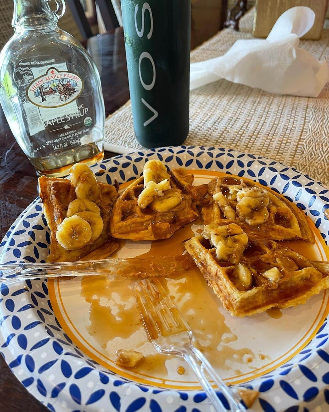 ドウェイン・ジョンソンさんのインスタグラム写真 - (ドウェイン・ジョンソンInstagram)「Midweek breakfast cheat meal of waffles, bananas and peanut butter.  This one timer gives me a small boost of carbs, sugar and fat - if you can find consistency with your training and diet - meals like this go a long way as your muscles, body and cognition absorb it all to keep us operating at that optimal level.  Powdered greens 🥬 mixed in my water and a freshly empty bottle of maple syrup because I don’t fuck around with my syrup 🙋🏾‍♂️🤣 Boosted up, now let’s get to work and have a productive rest of your week.」1月21日 19時10分 - therock