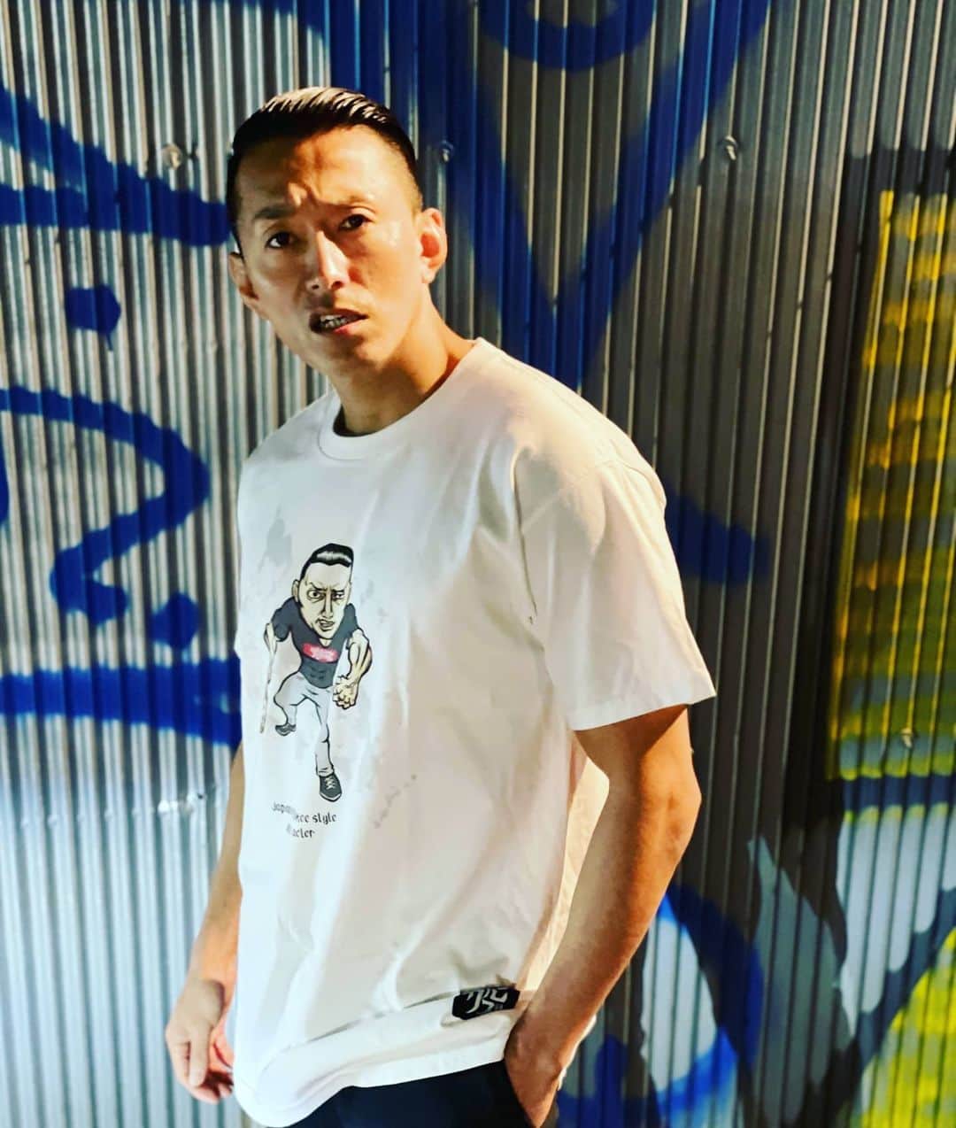 黒石高大のインスタグラム：「このTシャツかわいっしょ  オレを実話ナックルズのわっるい絵で書いてもらった　 めちゃ気に入ってるの悪石Tシャツ(笑) 2月1日から販売するから買ってね 皆の変わりにオレがガンたれます(笑) #実話ナックルズ #Tシャツ」