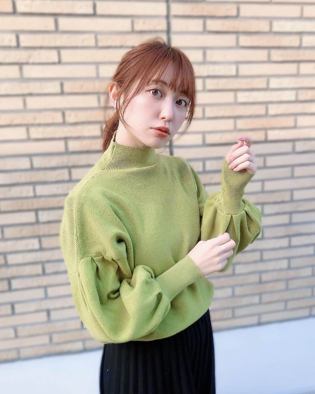 木村ミサのインスタグラム：「この前の暖かかった日、﻿ アウターなしでお散歩したよ。﻿ ﻿ このトップス、春色なので﻿ 今から春にかけて﻿ たくさん着れそうでたのしみ🌿🍵﻿ ﻿ ﻿ tops→@fifth_calin ﻿ ﻿ ﻿ ﻿ #fifthtl #calin #カラン #ボリュームスリーブカラーニット#春コーデ #ニット」