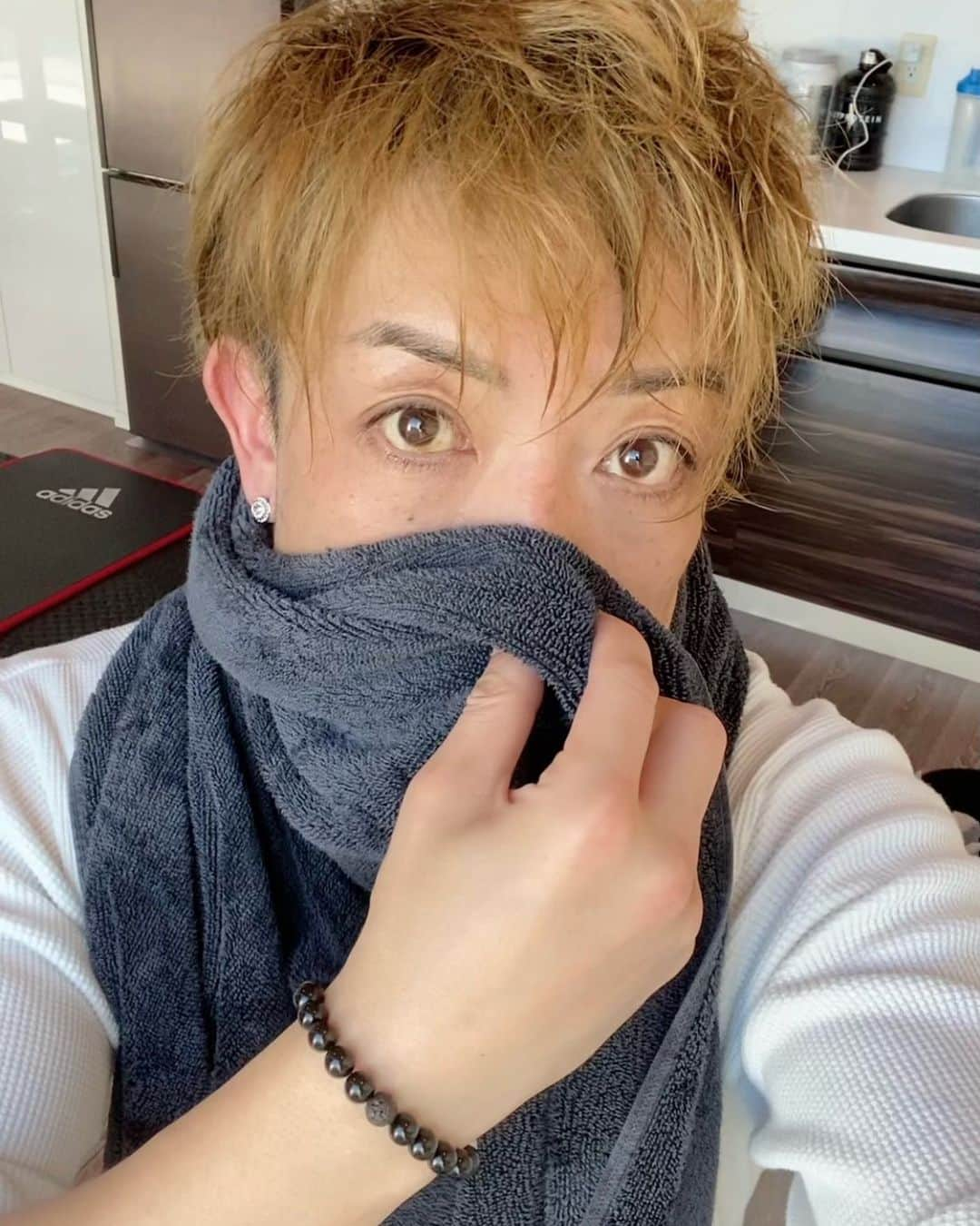 SHU-YAさんのインスタグラム写真 - (SHU-YAInstagram)「こんばんは🤲 パワーストーンブレスて昔流行ったなーと懐かしくなり付けてみた . これは新しいやつで運気の上昇を科学的に解明したパワーストリングというそうな。 パワースポットとかも好きだから取り敢えず付けてみる。笑 昔の物より石の粒がコンパクトで邪魔にならずで良き . 良いことありますように🙏🙏 . 宝くじ買いにいこ♡ . . . #パワーストリング #運気 #運気アップ #運気を上げる #lucky #科学 #2021年 #風呂上がり #FreaQu #フリーク #パワーブレスレット #開運 #周波数 #テラヘルツ鉱石 #バリ #ラバーストーン #天然石 #パワーストーン #浄化 #BerkatJapan #宝くじ #happy #ラッキー #コロナに負けない」1月21日 19時05分 - shuya_mizuno