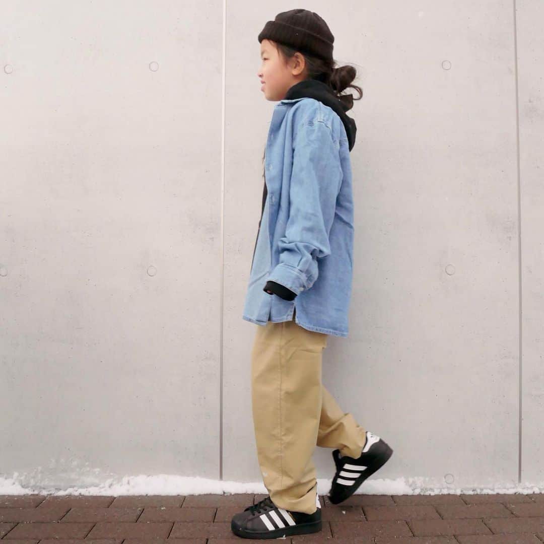 花音さんのインスタグラム写真 - (花音Instagram)「理想的な#チノパン との出会い(*´ω`*) ・ やりたかった#デニムシャツ ×チノコーデ。 春はまだまだだけど…ちょっぴり春にむけて。 ・ ・ ・ 洋服は全て @branshes 様よりキッズ服独占販売が開始となった@nautica.jp のものを着用させていただいています。 ・ ・ シャツの色味、シルエットもすごく良い感じで◎ #ストリート テイストのお洋服が本当にカッコよくて可愛くて♡ ・ #リンクコーデ  #お揃いコーデ  ・ ・ ・ ・ ・ ・ ・ ・ ・ ・ ・ ・ ・ ・ ・ 姉) シャツsize:150→ @branshes @nautica.jp  パーカーsize:150→#branshes #nautica  パンツsize:140→#ブランシェス #ノーティカ  シューズ→ @adidasoriginals #adidas #アディダス  ・ 【身長126/体重24】 ・ ・ 弟) シャツsize:110→ノーティカ パーカーsize:110→ノーティカ パンツsize:100→ノーティカ シューズ→#スタンスミス  ・ 【身長93/体重13】 ・ ・ ・ ・ #キッズコーデ #キッズカット男の子 #息子コーデ #娘コーデ #男の子コーデ #3歳 #옷스타그램daily #ストリートファッション #taiwanfashion」1月21日 19時06分 - flowermelodychan