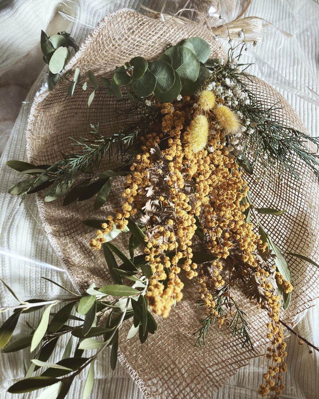 のインスタグラム：「結婚して5年目になりました🌼 すっかり忘れていたのでお花のプレゼントに驚き！  お付き合いして10年私よりも遥かに優しくて気が利く旦那さん。子供たちもトトが大好き！いつもありがとう☺️」