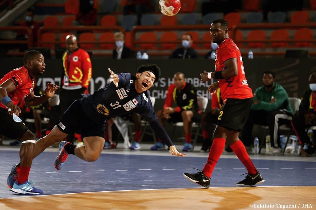 吉野樹さんのインスタグラム写真 - (吉野樹Instagram)「. 世界選手権　in Egypt🇪🇬 日本時間23:30〜　 vs Argentina 🇦🇷  皆さんと心一つに 全力で戦います🇯🇵 集中！集中！  熱い応援宜しくお願いします🔥🎌  photo by @tagucci42 📸  #彗星JAPAN #日本代表 #Egypt2021 #handball #GoJAPAN #メインラウンド #vsargentina  #心を燃やせ」1月21日 19時08分 - tatsuki.yoshino23