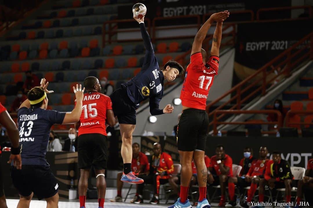 吉野樹さんのインスタグラム写真 - (吉野樹Instagram)「. 世界選手権　in Egypt🇪🇬 日本時間23:30〜　 vs Argentina 🇦🇷  皆さんと心一つに 全力で戦います🇯🇵 集中！集中！  熱い応援宜しくお願いします🔥🎌  photo by @tagucci42 📸  #彗星JAPAN #日本代表 #Egypt2021 #handball #GoJAPAN #メインラウンド #vsargentina  #心を燃やせ」1月21日 19時08分 - tatsuki.yoshino23