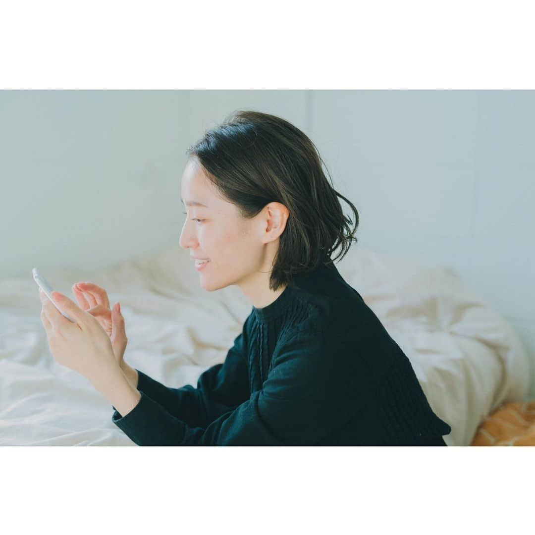 平田薫さんのインスタグラム写真 - (平田薫Instagram)「"Like you"スローでいこう「時間との付き合いかた編」より  占いは週ごとにチェック！  配信で紹介された石井ゆかりさんの星座占いも速攻チェック。 占い大好き。  ちなみに、仲良い友達のカードしか引いたことないけれど、私が引くタロットはよく当たる🔮(え  ✳︎✳︎✳︎✳︎毎週日曜日配信✳︎✳︎✳︎✳︎  https://www.felissimo.co.jp/htmail/likeyou20210110/index.html  ↑こちらで過去に配信したストーリーがチェックできます。  photo @nobukikawaharazaki  styling　@kiwakomurakami  hair make  Taeko Matsumura Design  Satoshi Kondo/Mayu Iwawa  #felissimo#ライフスタイルマガジン#likeyou#ライクユー#スローでいこう#あなたらしくこれからも #暮らしを整える#フェリシモ #時間との付き合いかた」1月21日 19時08分 - hiratakaoru1215