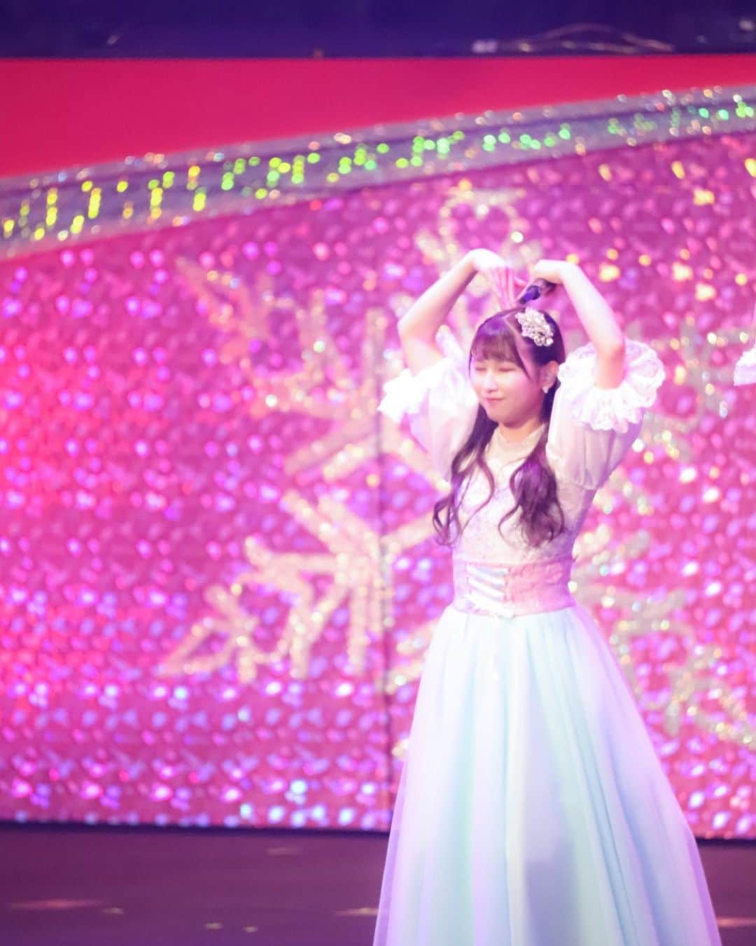 山本杏奈のインスタグラム：「🧚🏻‍♀️🏰❄️  この衣装を着るとお姫さまになれちゃうよっ♡  #イコラブ武道館 #オサレカンパニー　さん」