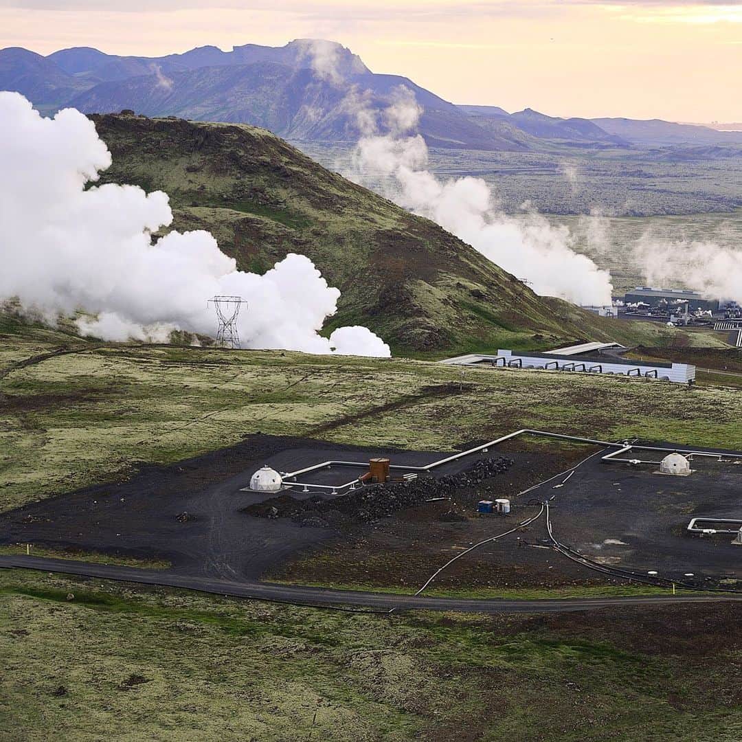 のインスタグラム：「Photo by @lucalocatelliphoto / This is Hellishei∂i Power Plant in Iceland, one of the world's largest geothermal plants. Having such intense volcanic activity allowed Iceland to expand its reliance on geothermal power for heating and energy production, and today almost all of Iceland's electricity is produced from renewable sources.  It was a subject of "The End of Trash," my article on circular economy solutions, in the March issue of the magazine. By designing waste out of the production system, circularity aims to keep resources and materials in use. While promising, the truth is there isn't one single solution. Yet each one of us can make a big difference through more conscious choices and staying informed. Follow me @lucalocatelliphoto to learn more. #environment #circulareconomy #geothermal #iceland #lucalocatelliphoto  Check out Nat Geo's link in bio for more on this story.」