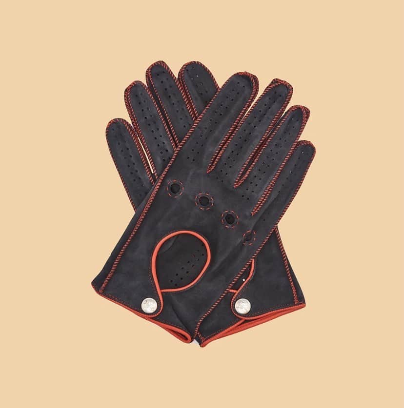 イルビゾンテのインスタグラム：「Warm and cool, sporty and chic: the winter season is better with these men’s leather gloves with contrasting color stitching hand-sewn by our artisans. #ilbisonte #ilbisontefiftyon #gloves #sustainability #madeinitaly」