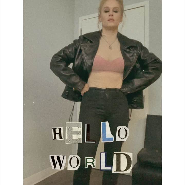 レヴェン・ランビンのインスタグラム：「Its me, Mackenzie... #alphabeta co-directed by @mishacalvert & me ☠️」