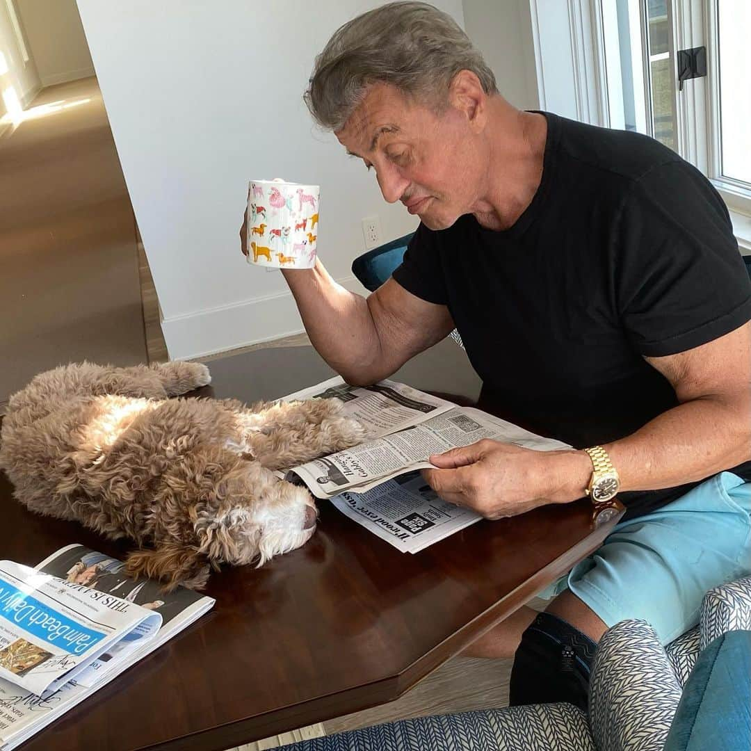 シルヴェスター・スタローンさんのインスタグラム写真 - (シルヴェスター・スタローンInstagram)「Catching up on the news With my very excited reading partner, Buster.」1月22日 0時41分 - officialslystallone