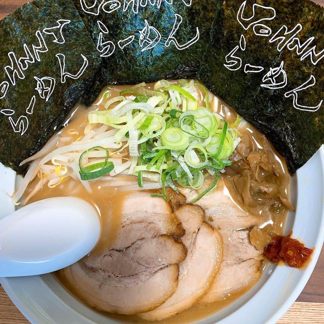 華月咲（さーちゃん）のインスタグラム：「🍜 #JOHNNY家らーめん #JOHNNY家らーめん大判チャーシューメン ¥2860（2食セット） ＊ #さちゃ宅麺 シリーズ(｡☌ᴗ☌｡)🍜 濃厚な家系スープに絡む麺は なんと12ふん茹でる極太麺！！！笑 こんな長茹でしたの人生初🤣すごい🤣 ぷりっぷりで宅麺とは思えぬ美味さ！ スープの湯煎が約15分（これも長め笑） だからタイムラグなくて楽に作れたな〜💓 ＊ ネギ、モヤシ、細かく切った搾菜、豆板醤 追加した😇ノリとチャーシュー3枚は セットについてる。豚さんめちゃうま🐷🐷 ＊ 好きなタイミング＆好みのアレンジが 出来る宅麺は無限の可能性があると思う🍜 ラーメン店に行く楽しみはまた別物だけど 上手に両立して過ごせれば勝ち組( *ˊᵕˋ )🌈✨ ・ ・ #japan #tottori #ramen #RTPらーめん #Jらーめん #自作ラーメン #宅麺 #家系ラーメン #ラーメン #ラーメン女子 #ラーメン倶楽部 #ラーメン部 #麺スタグラマー #麺スタグラム #ラーメン好きと繋がりたい #ラーメンパトロール」