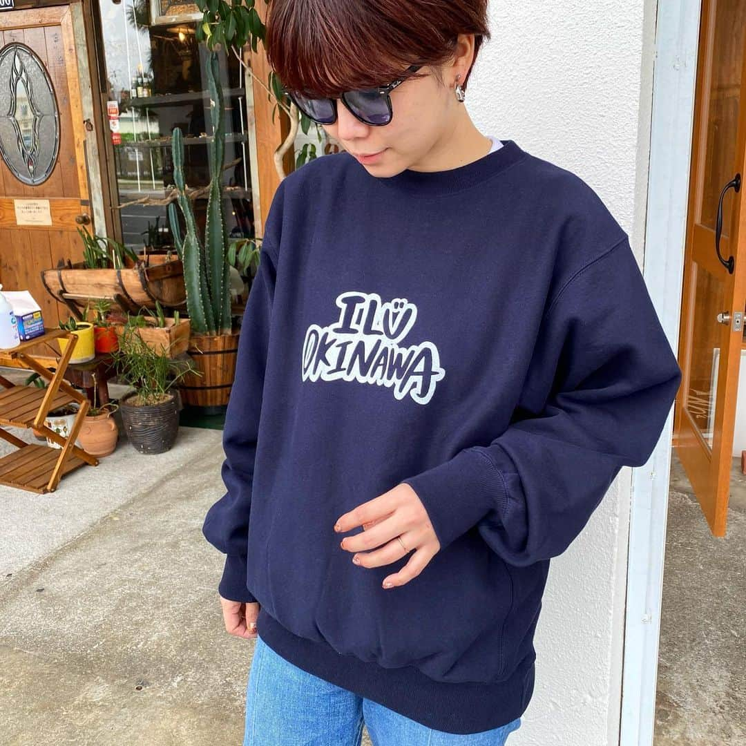 original brand 【ilu098】さんのインスタグラム写真 - (original brand 【ilu098】Instagram)「いよいよ明日より！ こちらはスウェットと長袖tシャツの2タイプあるよ♫ 着用はスウェットタイプ(ネイビー/Lサイズ)。 ・OKINAWAのスウェット ¥7,200-(税込) ネイビー ブラック / M L XL / 男女兼用 Web:1月22日(金)19時~  #ilu098 #okinawalife #沖縄 #おきなわ #アイル #スウェットコーデ #普天間」1月21日 19時15分 - ilu098