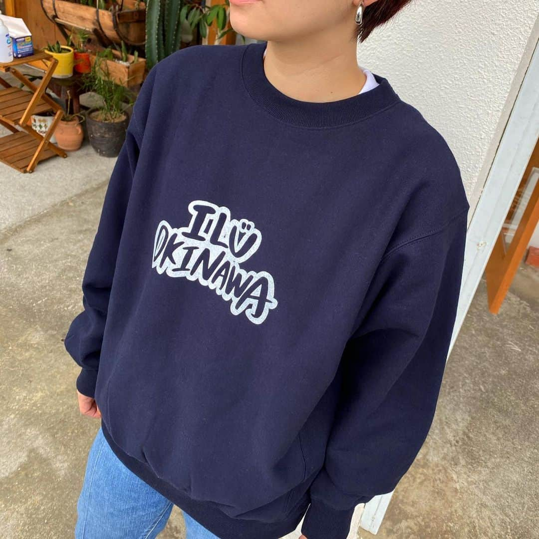 original brand 【ilu098】さんのインスタグラム写真 - (original brand 【ilu098】Instagram)「いよいよ明日より！ こちらはスウェットと長袖tシャツの2タイプあるよ♫ 着用はスウェットタイプ(ネイビー/Lサイズ)。 ・OKINAWAのスウェット ¥7,200-(税込) ネイビー ブラック / M L XL / 男女兼用 Web:1月22日(金)19時~  #ilu098 #okinawalife #沖縄 #おきなわ #アイル #スウェットコーデ #普天間」1月21日 19時15分 - ilu098