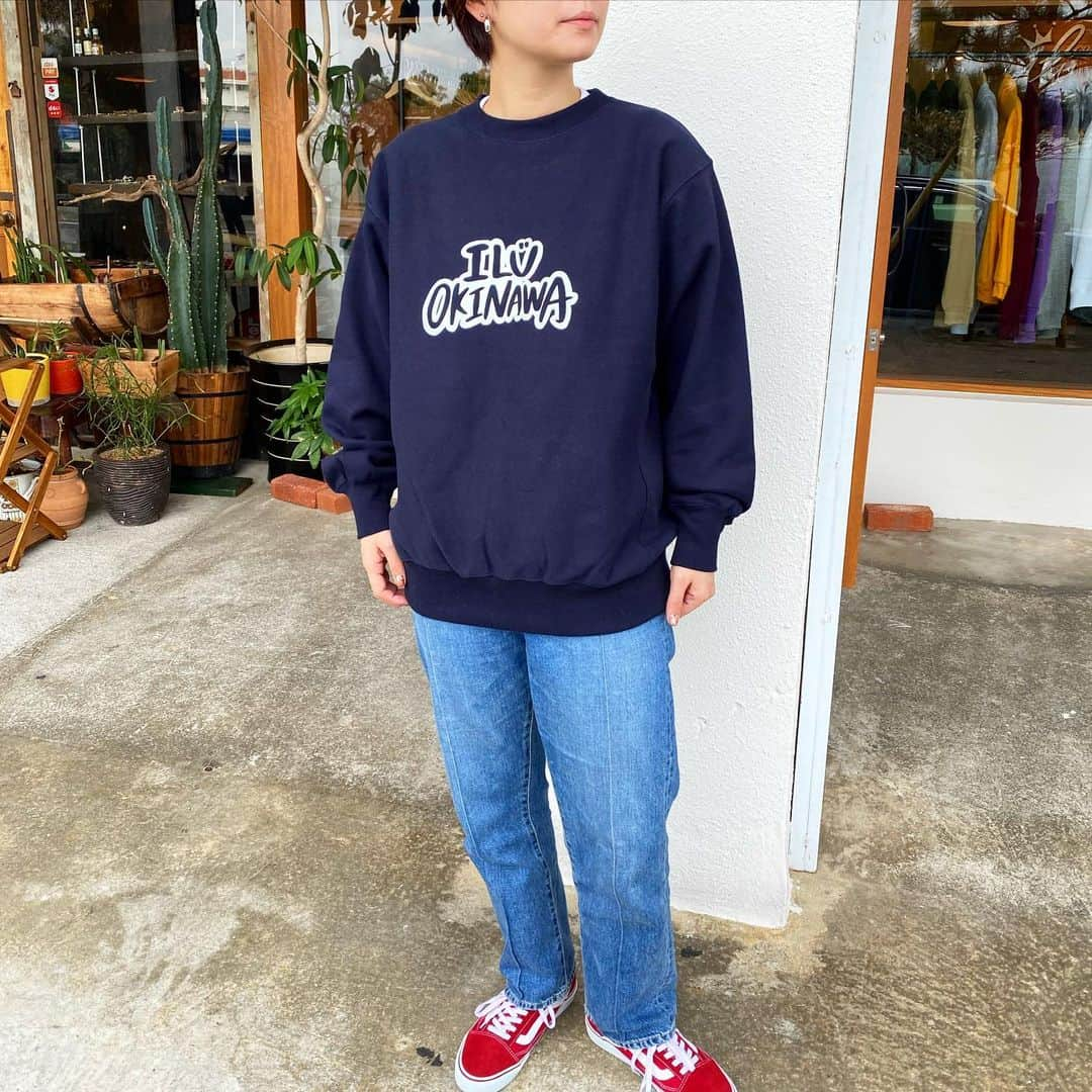 original brand 【ilu098】さんのインスタグラム写真 - (original brand 【ilu098】Instagram)「いよいよ明日より！ こちらはスウェットと長袖tシャツの2タイプあるよ♫ 着用はスウェットタイプ(ネイビー/Lサイズ)。 ・OKINAWAのスウェット ¥7,200-(税込) ネイビー ブラック / M L XL / 男女兼用 Web:1月22日(金)19時~  #ilu098 #okinawalife #沖縄 #おきなわ #アイル #スウェットコーデ #普天間」1月21日 19時15分 - ilu098