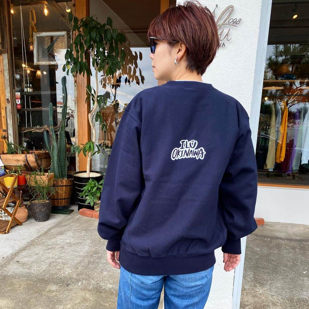 original brand 【ilu098】さんのインスタグラム写真 - (original brand 【ilu098】Instagram)「いよいよ明日より！ こちらはスウェットと長袖tシャツの2タイプあるよ♫ 着用はスウェットタイプ(ネイビー/Lサイズ)。 ・OKINAWAのスウェット ¥7,200-(税込) ネイビー ブラック / M L XL / 男女兼用 Web:1月22日(金)19時~  #ilu098 #okinawalife #沖縄 #おきなわ #アイル #スウェットコーデ #普天間」1月21日 19時15分 - ilu098