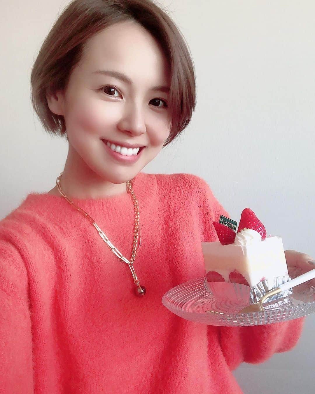 小松あやさんのインスタグラム写真 - (小松あやInstagram)「. 35歳になりました🙏   #もうアラサーって言えない淋しさ 　 　 母親が千疋屋のケーキを買ってくれた😋 なんでも本店にしかおいてない クイーンストロベリーショートケーキ とかいうやつで、 いちごの酸味と甘味が絶妙なバランスなんだとか。 お値段、なんと、880円(⊙ꇴ⊙)たかっ 　 お休みでおうちにいた夫と、 美味しくいただきました🙏✨ 　 　 #値段にビビってなかなか食べれない35歳 #値段がチラついてなかなか飲み込めない35歳 #いい歳にしよう35歳 　 #誕生日ケーキ #ショートケーキ #お誕生日 #お母さん産んでくれてありがとう #千疋屋本店 #クイーンストロベリーショートケーキ #千疋屋」1月21日 19時20分 - i_am_ayakomatsu