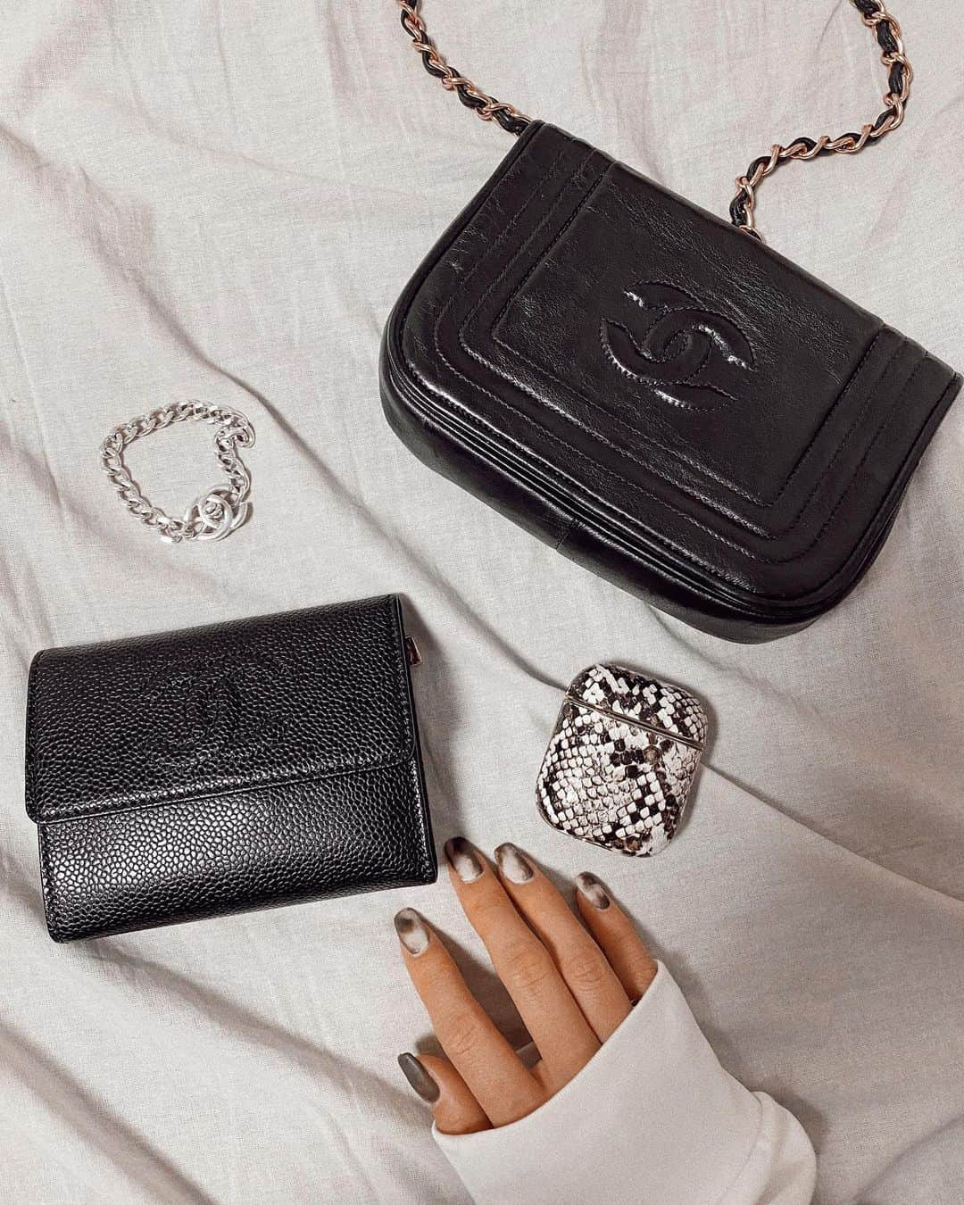 HARUYOさんのインスタグラム写真 - (HARUYOInstagram)「. #vintagechanel 🖤  #fashion#code#chanel#chanelbag#chanelwallet#chanelaccessories#vintagefashion#vintageclothing#ファッション#コーデ#シャネル#シャネルバッグ#シャネル財布#ヴィンテージシャネル#置き画#置き画くら部#置き画倶楽部#財布#カバン#ハンドバッグ#ネイル#ネイルデザイン#airpodsケース#AirPods」1月21日 19時17分 - h_trip