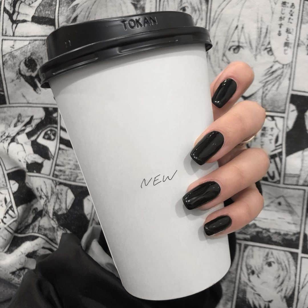 のインスタグラム：「NEW NAIL 🖤 セルフジェル〜、初のポリジェルで長さ出ししたよ！ブラック＆ワンカラー＆スクエア最高にかわいい #ちょまネイル」
