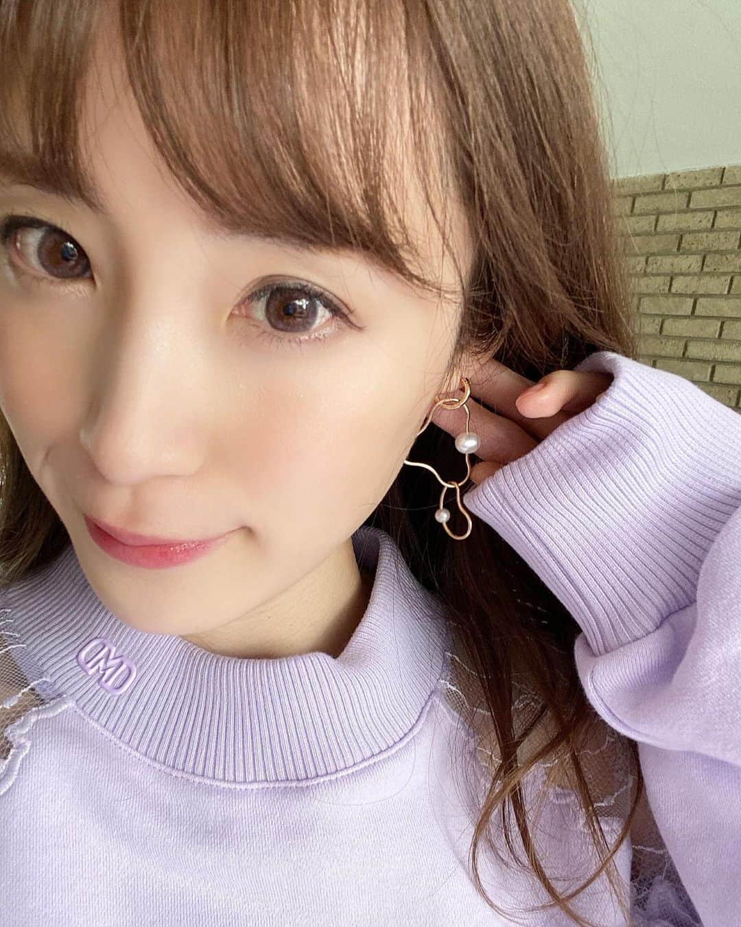 小林真由のインスタグラム：「ぷっくりした曲線が可愛いピアス♡﻿ ﻿ ジャラジャラつけたりまとめたり﻿ フープだけつけたりネックレスチェーンにも通せる♡﻿ つけ方を変えて楽しんでます🍓﻿ @naturali_jewelry  ﻿ ﻿ メイクはchanelのアイライナーとリップ。﻿ アイライナー: #ルライナードゥシャネル 522﻿ リップ: #ルージュアリュール 117 @chanel.beauty ﻿ ﻿ このアイライナーは急いでると失敗もあるけど笑、﻿ ぼかすと綺麗に馴染むのでほっとするタイプ🥺﻿ ﻿ リップは濃いめなのでかるく一度塗るだけで色が決まるのでお気に入り。﻿ マスクを取った時に自分のテンションがあがります👧🏼﻿ ﻿ ﻿ ハイライトは @threecosmetics  いつも時間に追われてのメイクだけど20代の時より今の方が楽しい!﻿ ﻿ ﻿ ﻿ #メイク #春コスメ #シャネル #ハイライト #スリー #デパコス #コスメ #化粧品 #アクセサリー #ピアス #メトロシティ #ママコーデ #女の子ママ #男の子ママ #ママライフ #コーディネート #2歳 #生後5ヶ月 #ベビー #chanel #THREE ﻿」