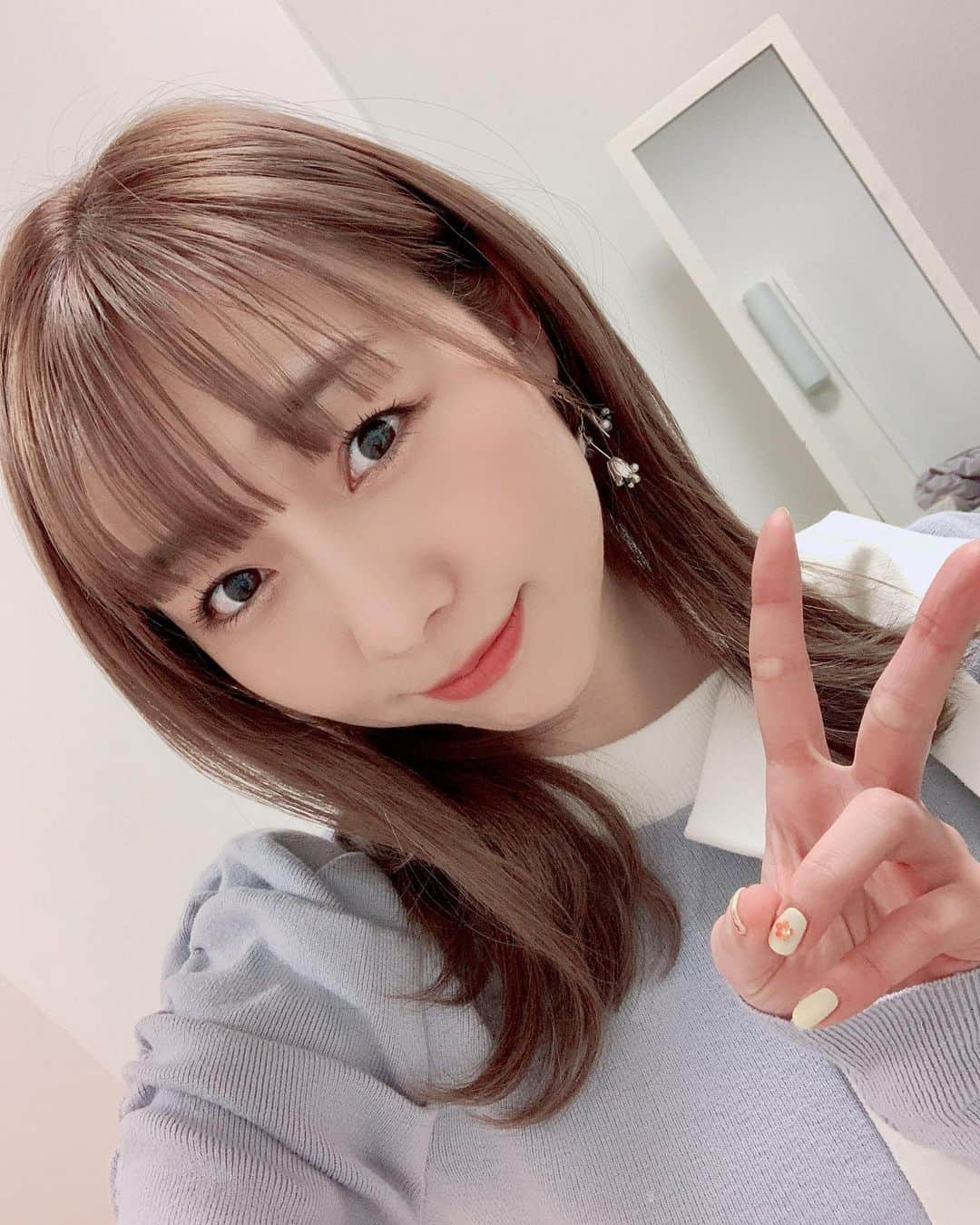 須田亜香里さんのインスタグラム写真 - (須田亜香里Instagram)「朝5時から生放送前に、昨日の夜から買ってたフルーツサンドをぱくぱく…🍓 朝ごはんスイーツ最高！  30歳を目前にして、自身で感じる劣化や身体との付き合い方についての話を今週日曜の中日新聞コラムに少し書いたので、誰かの希望になれば嬉しいです😚 (ちなみに好きなもの我慢しないけど、生野菜もめっちゃ食べますのでよい子は真似してね🥦笑)  #中日新聞 #てくてく歩いてく #フルーツサンド #朝ごはん #元いちご嫌い #今は大好き #須田亜香里衣装 #ドデスカ #生放送 #ありがとうございました #親指プロモーション #打姫オバカミーコ #笑」1月21日 19時22分 - akarisuda