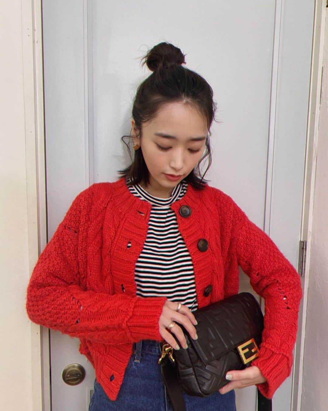 近藤千尋のインスタグラム：「ボーダー✖︎赤な私服⚫️⚪️🔴 産後ハゲちゃんの後に生えてきた 前髪がちょんちょんっ😙😙😙 産毛アレンジ流行ってるから 良しとしよう❤️👏笑  #十愛とステイホームの過ごし方🏠 #YouTube更新されました🧡🧡」