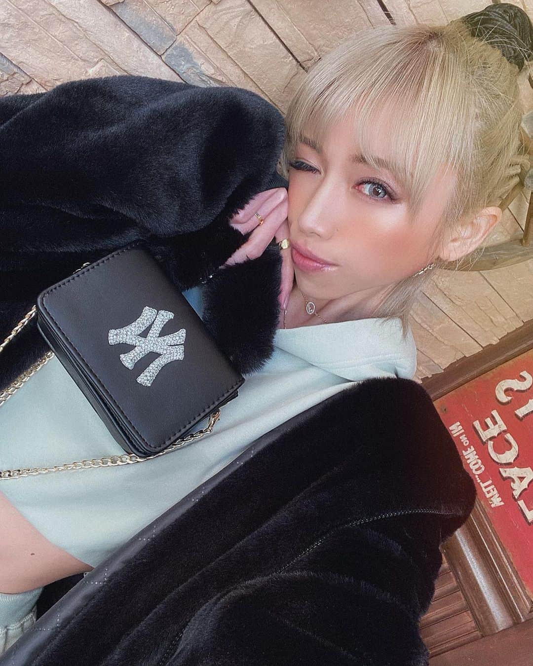 角田麻央さんのインスタグラム写真 - (角田麻央Instagram)「⚾️✨ 年明けてからリアル4回目のメイクをして 自粛モードに疲れたからお気に入りのバックを持って ダレもいないステーキ屋でランチしてきました😌🙏🏽 NY bag @trend_gossip 🖤💎🖤💎🖤 #trendgossip #selfie #bag #NY #赤もゲット❣️」1月21日 19時25分 - maotsunoda888