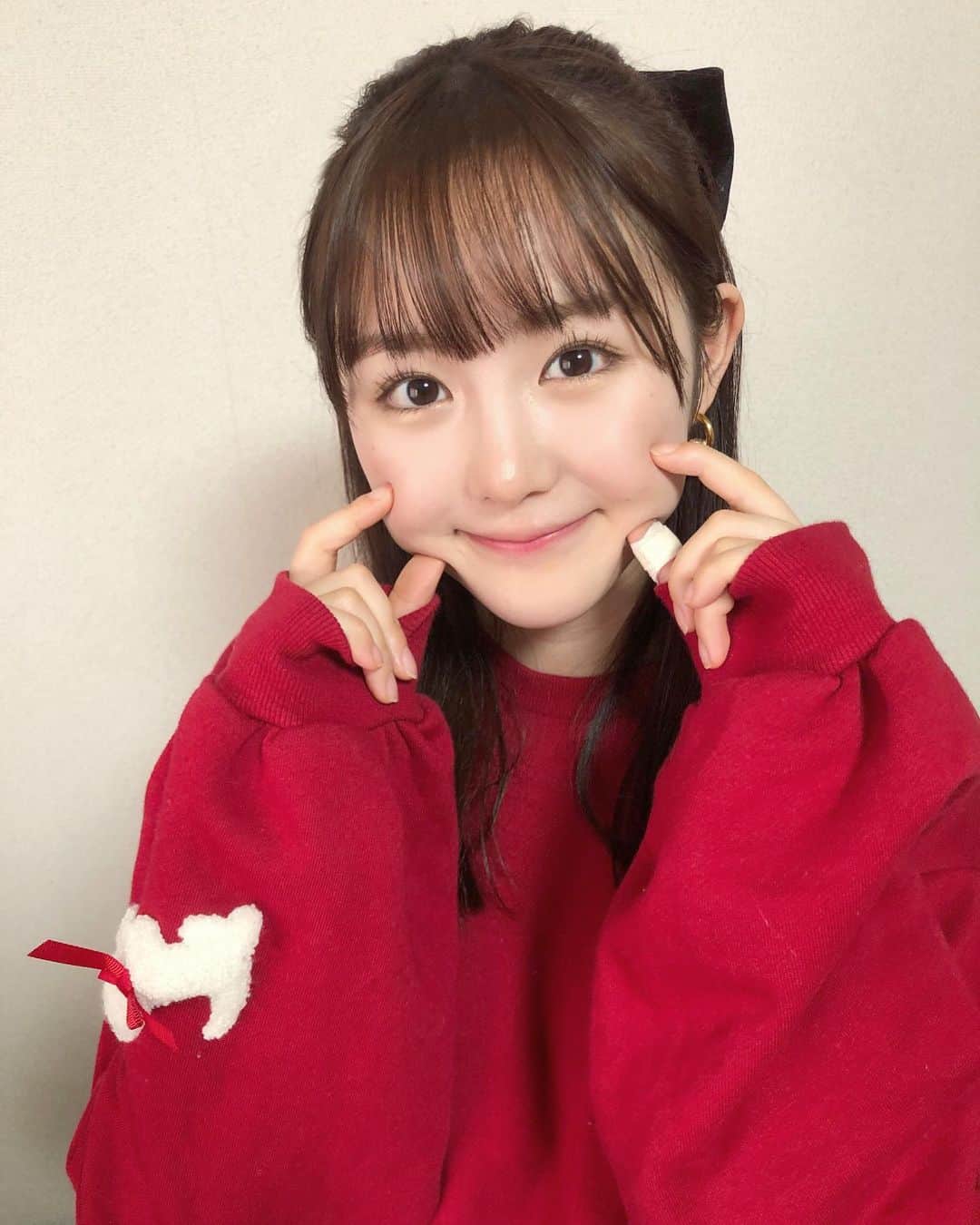 伊藤小春のインスタグラム：「・﻿ お知らせ🐶🍓﻿ ﻿ 明日1月22日発売の #アップトゥボーイ　さんに﻿ 載せていただいています！﻿ ﻿ 是非チェックよろしくお願いします♡﻿ ﻿ ﻿ ﻿ この写真の親指は、 絵を描いてたときに紙で切りました笑﻿」