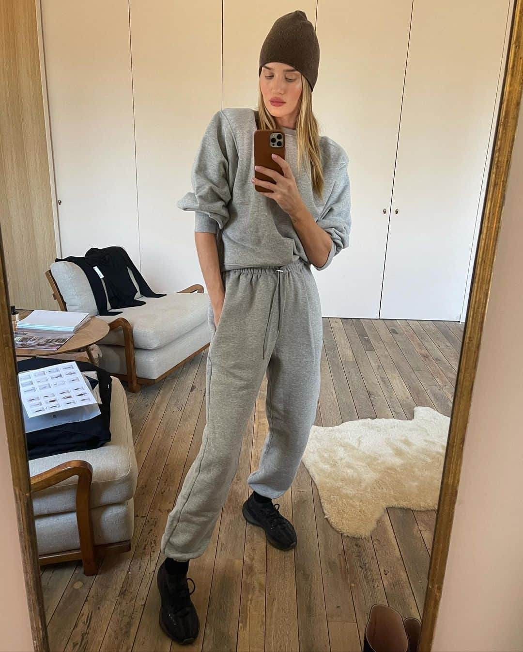 ロージー・ハンティントン＝ホワイトリーさんのインスタグラム写真 - (ロージー・ハンティントン＝ホワイトリーInstagram)「Still in sweats 🤪 thankfully these sets by @thefrankieshop #gifted」1月21日 19時26分 - rosiehw