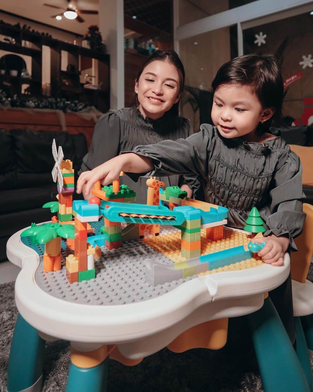チェルシー・オリビアのインスタグラム：「Time spent playing with your daughter is never wasted 💕 Meja serbaguna yang bisa buat bermain, belajar online dan bisa juga untuk sensory play ya dari @duoladies . Super recommended banget dan kualitasnya premium ❤️ . . . Handled by @iconic_sister」