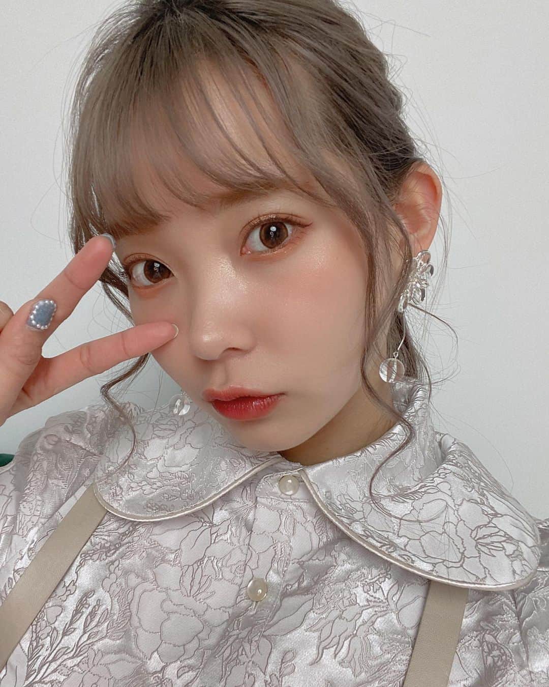 のインスタグラム：「メイクいい感じにできた日 また今度YouTubeでメイクの仕方アップします🙆‍♀️」