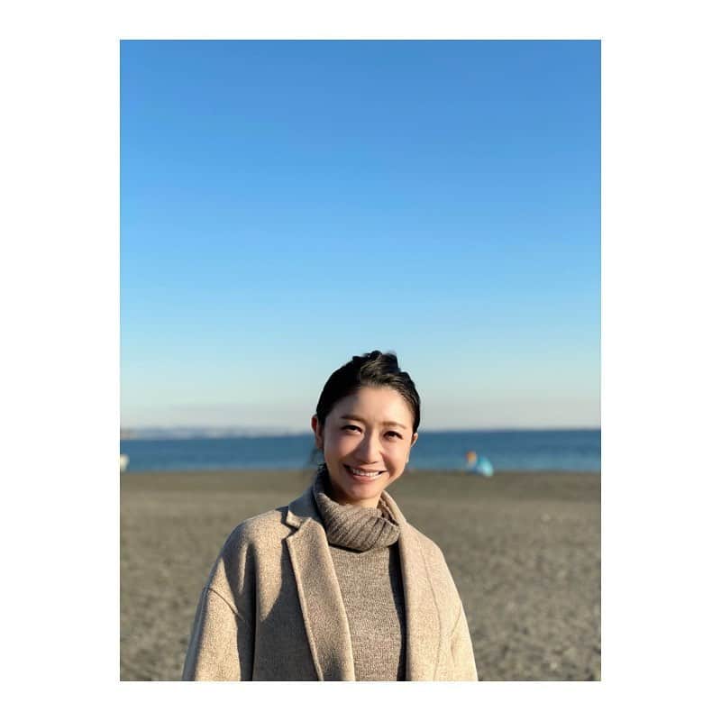 市橋有里のインスタグラム：「昨日はオリパラ講演で 鶴ヶ峯小学校で講演させていただきました。 6年生だけが体育館、その他の学年は各教室でモニターでのオンライン講演となりましたが、そこで科学反応が😵 モニター＝テレビに映っている人がそこにいる！みたいな感覚でそれぞれの学年の生徒がわちゃわちゃとお見送りをしてくれるという🙏✨ それはそれで嬉しかった💛  写真は仕事帰りに友人が海に連れてってくれ ささーっと撮ってくれた一枚。 iPhone12はやっぱりすごいなw いや、友人がすごいのか😎 @meecheeo0 ありがと❤︎ ・ #オリパラ講演 #海 #海好き #ドライブ好き」