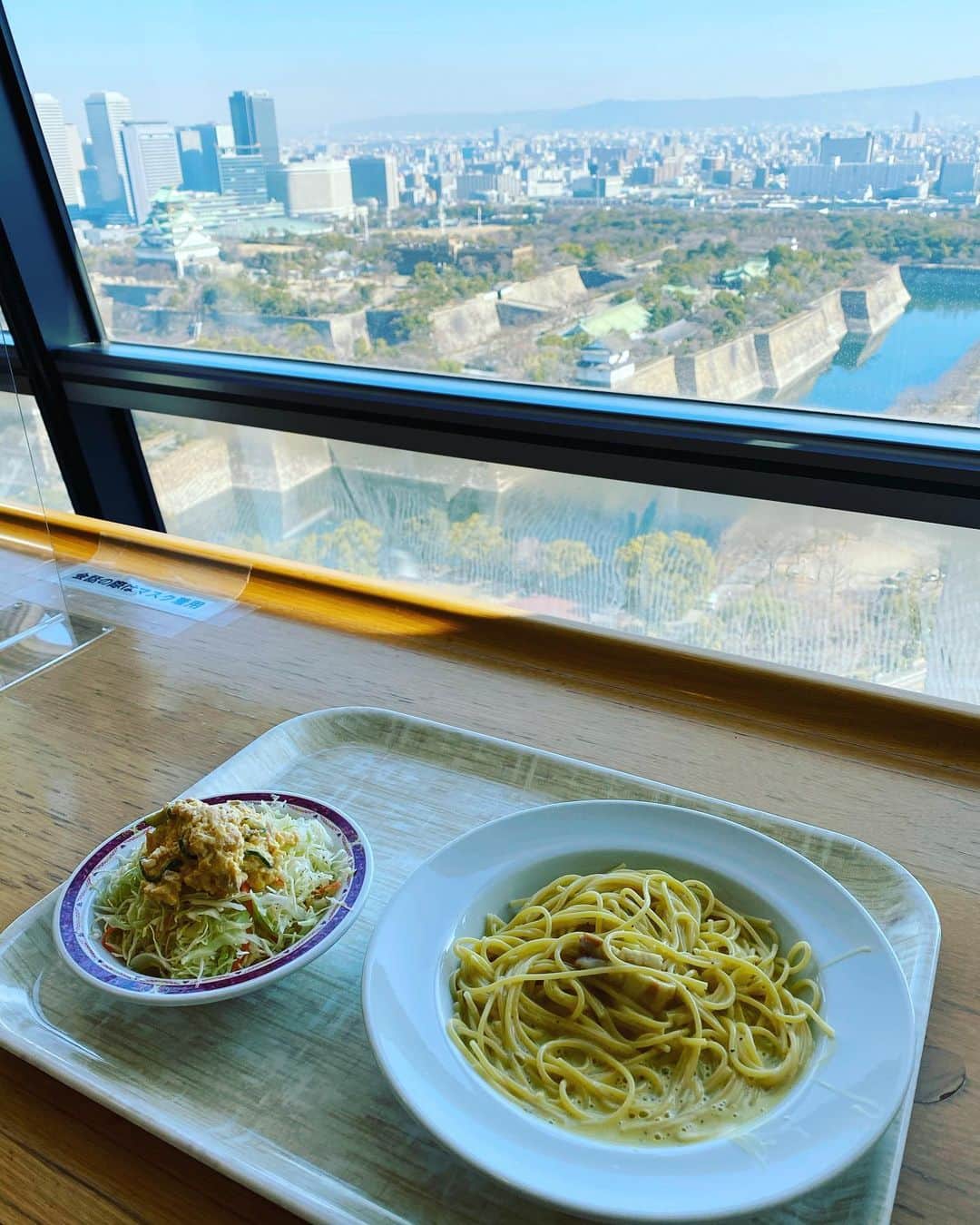 西川忠志さんのインスタグラム写真 - (西川忠志Instagram)「カルボナーラ  今日も一日 #NHK におります。  お昼ご飯は #カルボナーラ と 卵ツナサラダにしました。 美味しくいただきました😋  それにしても良い眺め⭐️‼️ 今日も #大阪城 が良く見えます！  最高の #ランチタイム です！  #吉本新喜劇   #西川忠志　  #感謝」1月21日 19時31分 - nishikawa_tada