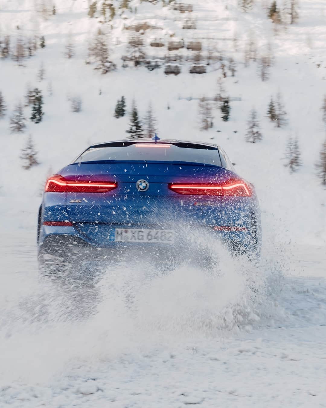 BMWのインスタグラム：「Turn the beat around. The BMW X6. #TheX6 #BMW #X6 __ BMW X6 M50i: Fuel consumption weighted combined in l/100km: 10.8–10.5 (NEDC); 12.0–11.2 (WLTP), CO2 emissions weighted combined in g/km: 249–240 (NEDC); 275–257 (WLTP). Further information: www.bmw.com/disclaimer.   530 hp, 390 kW, 750 Nm, Acceleration (0-100 km/h): 4.3 s, Top speed (limited): 250 km/h.」