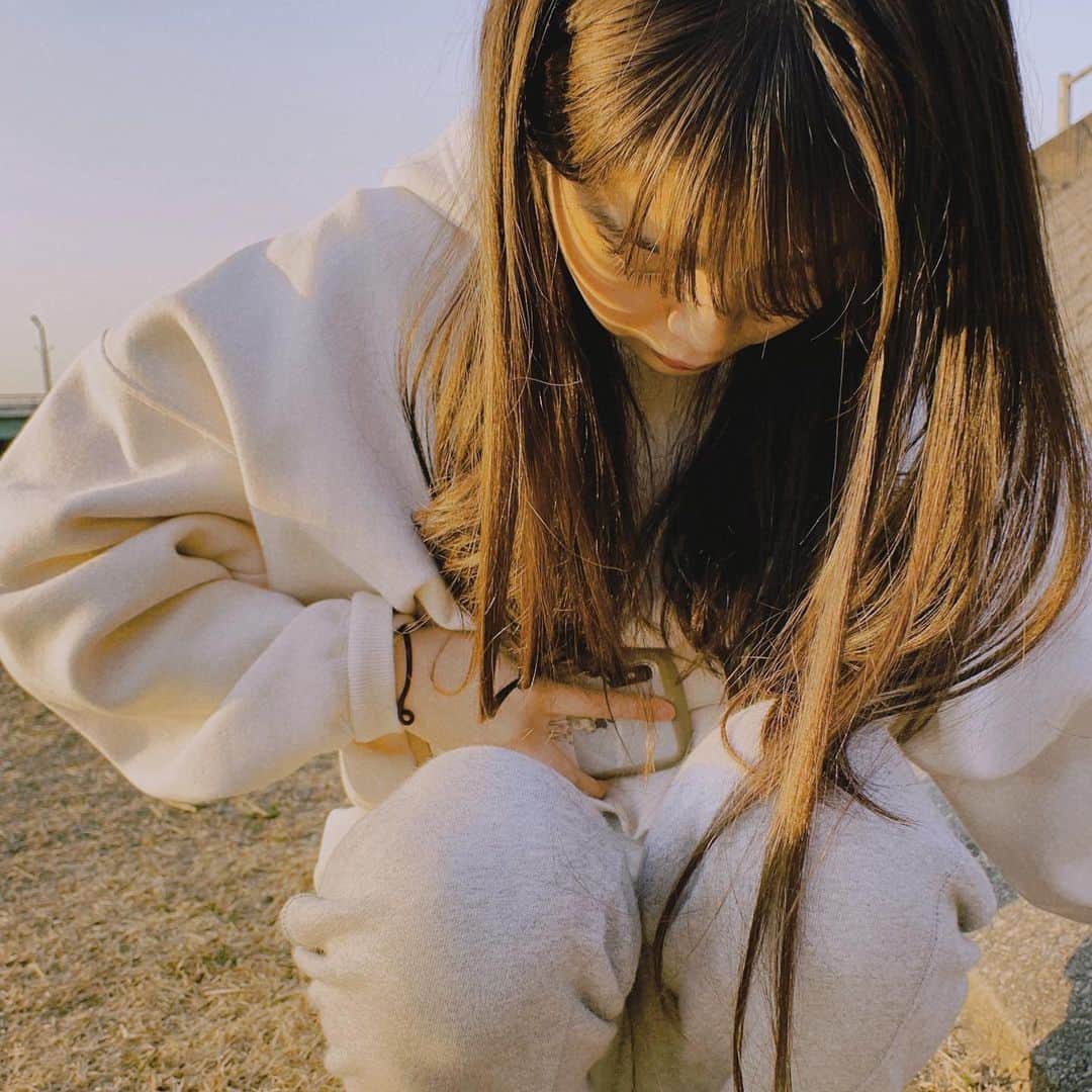 五島百花さんのインスタグラム写真 - (五島百花Instagram)「バドミントンたのしい！ 1枚目夕日で金髪に見える ちょっとチャラっぽい😏」1月21日 19時32分 - momokagoshima