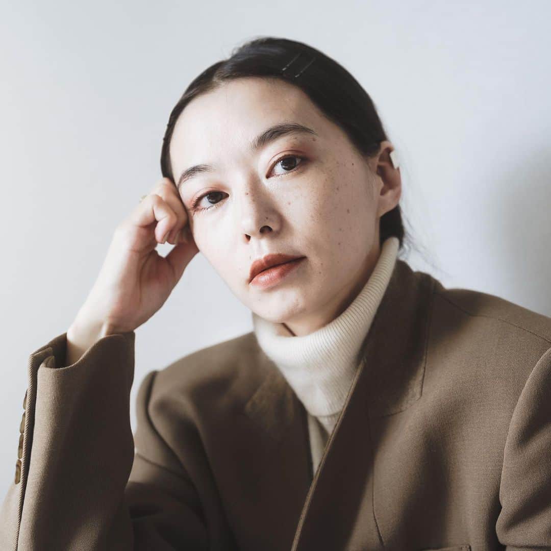市川渚のインスタグラム：「前髪、切るか、伸ばすかー！未だ迷い中🤖そろそろ眉毛を越えてきました。多分ここ10年くらいで一番長い。  しかし前髪ない方が色々気にしなくて良いので楽ちんなのは間違いない🤫  Do you think it's better with or without bangs?」