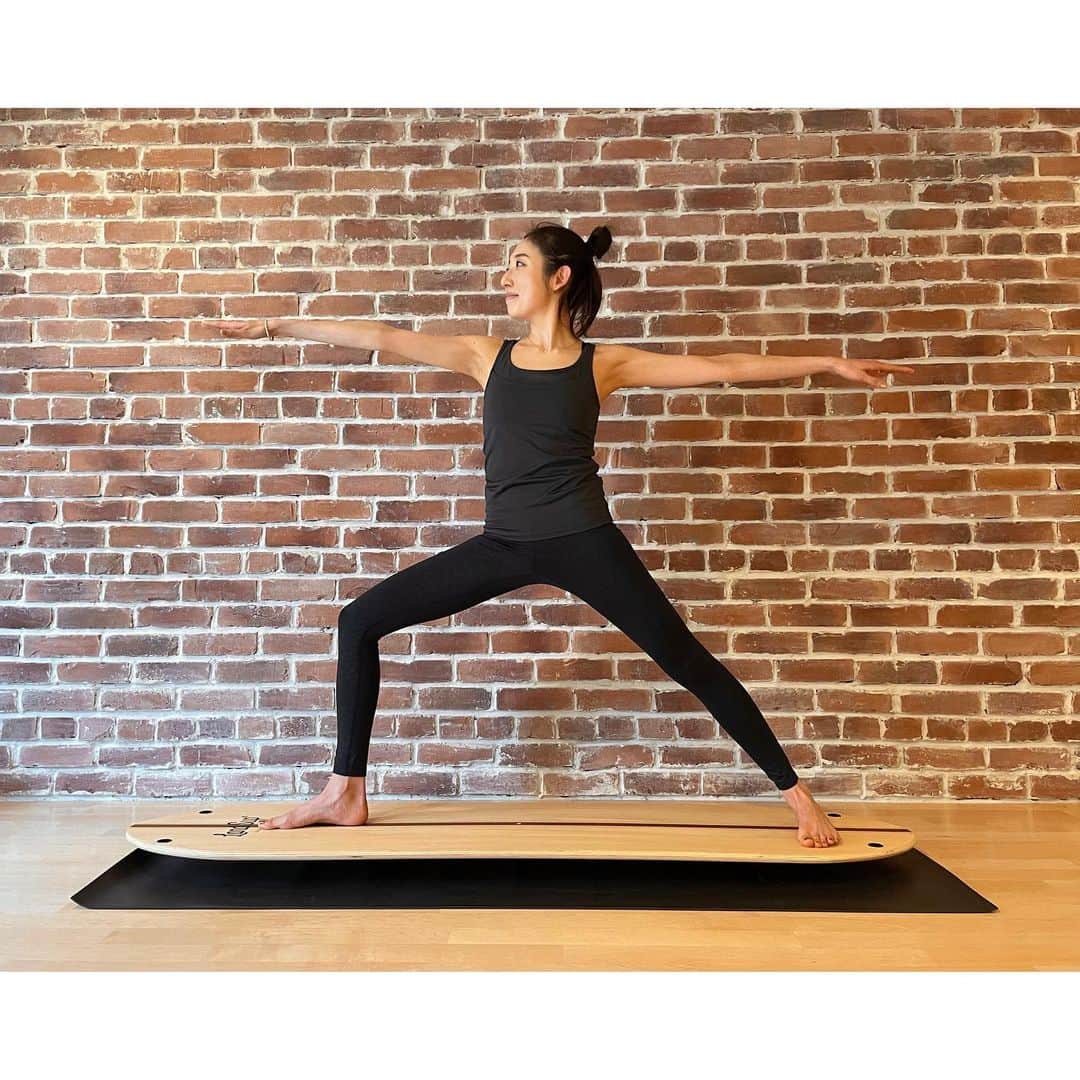 太田彩乃のインスタグラム：「陸上でサップヨガ🧘‍♀️🏄‍♀️🌊 バランスと体幹を鍛えたくて見つけた"Land Sup"に行ってきました！  ボードの上でやるヨガはひたすらに自分の軸探し。 重心がずれるとボードが傾くから落ちちゃう。海ならドボン💦笑 そのドキドキと集中が楽しかったー🧡  ちゃーんと次の日には体幹が筋肉痛になって、笑 普段いかに使えてなかったかがわかりました😅  お家ヨガが多くなるとつい自分の癖で重心が逃げちゃうから、たまにはバランスチェックしないとダメだね💦  夏は海でサップヨガしたいなぁ🤍  #landsup #supyoga   @landsup_official  @tomomihara_  . . #yoga #トレーニング #お家ヨガ #sup #サステナブル #サップヨガ」