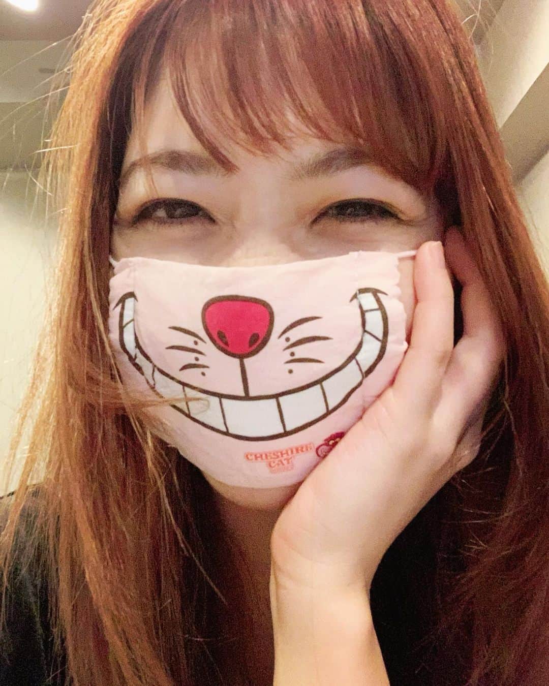 のインスタグラム：「引き出しの奥から見つけたマスク🐈  これつけて寝るんだ〜  喉の乾燥防げるし なにより楽しげ💫  #ディズニー　#ディズニーマスク #disney #何年前に買ったんだっけか #チェシャ猫 #cheshirecat #リトルグリーンメン #littlegreenmen #ちょっと小さい」