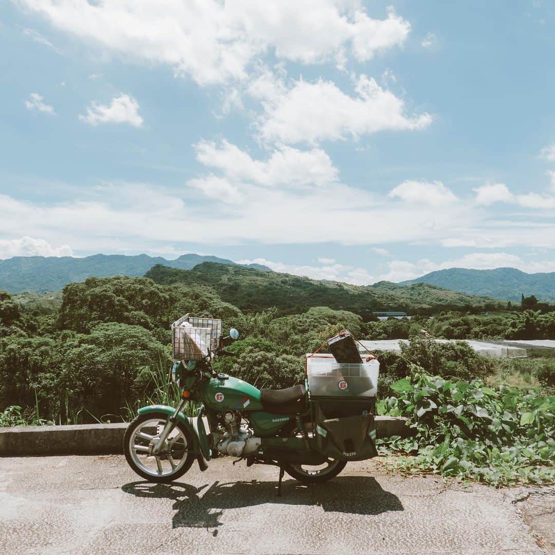 李翔のインスタグラム：「大概是這樣的視野 有時候會騎到意外（迷路）的地方  ﻿ #差差工作紀錄﻿ ﻿ #SonyAlpha #Rx100m6﻿ @sonytaiwan ﻿ @sonyalpha﻿」