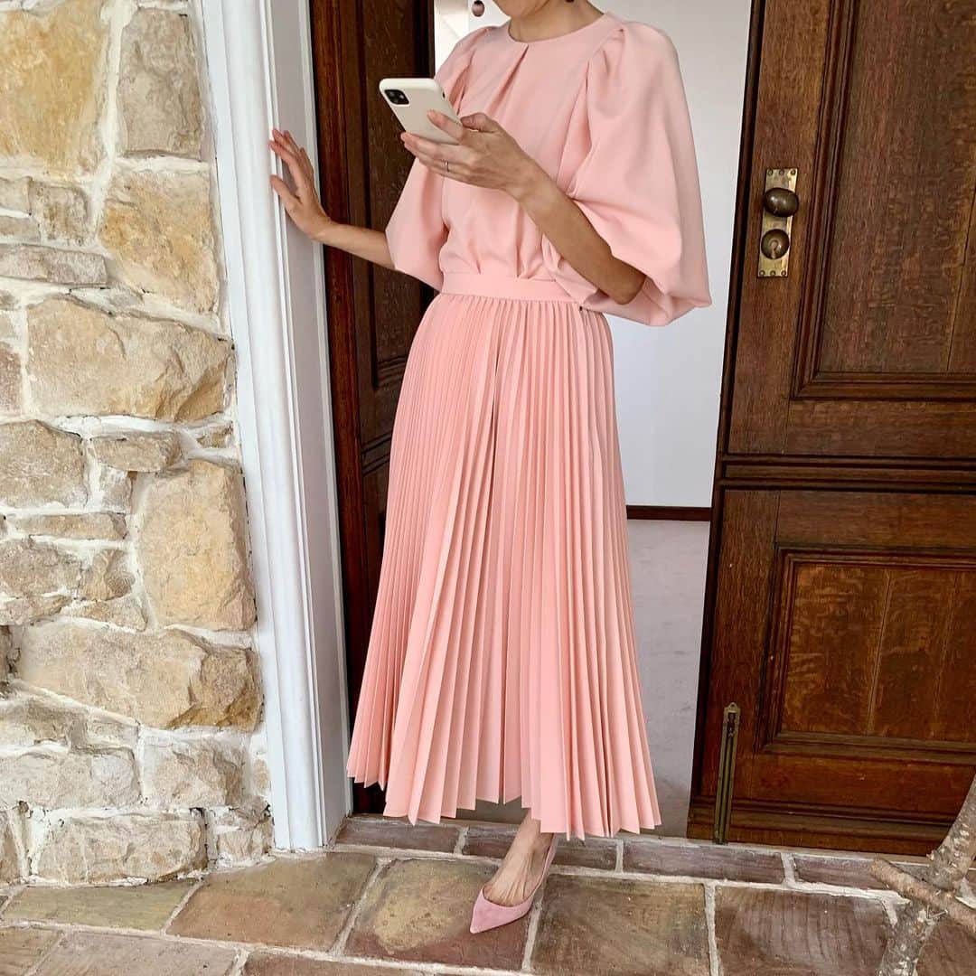Tsuru by Mariko Oikawaのインスタグラム：「2月入荷予定♪ 2021 spring collection.  Maya/PEACH ¥16,000+tax  Francesca/PEACH ¥36,000+tax  コーラルよりな優しいピンクがフェミニンな印象へ♪ セットアップでも単品でも大活躍アイテム◎  #tsuru #tsurubymarikooikawa #2021ss」
